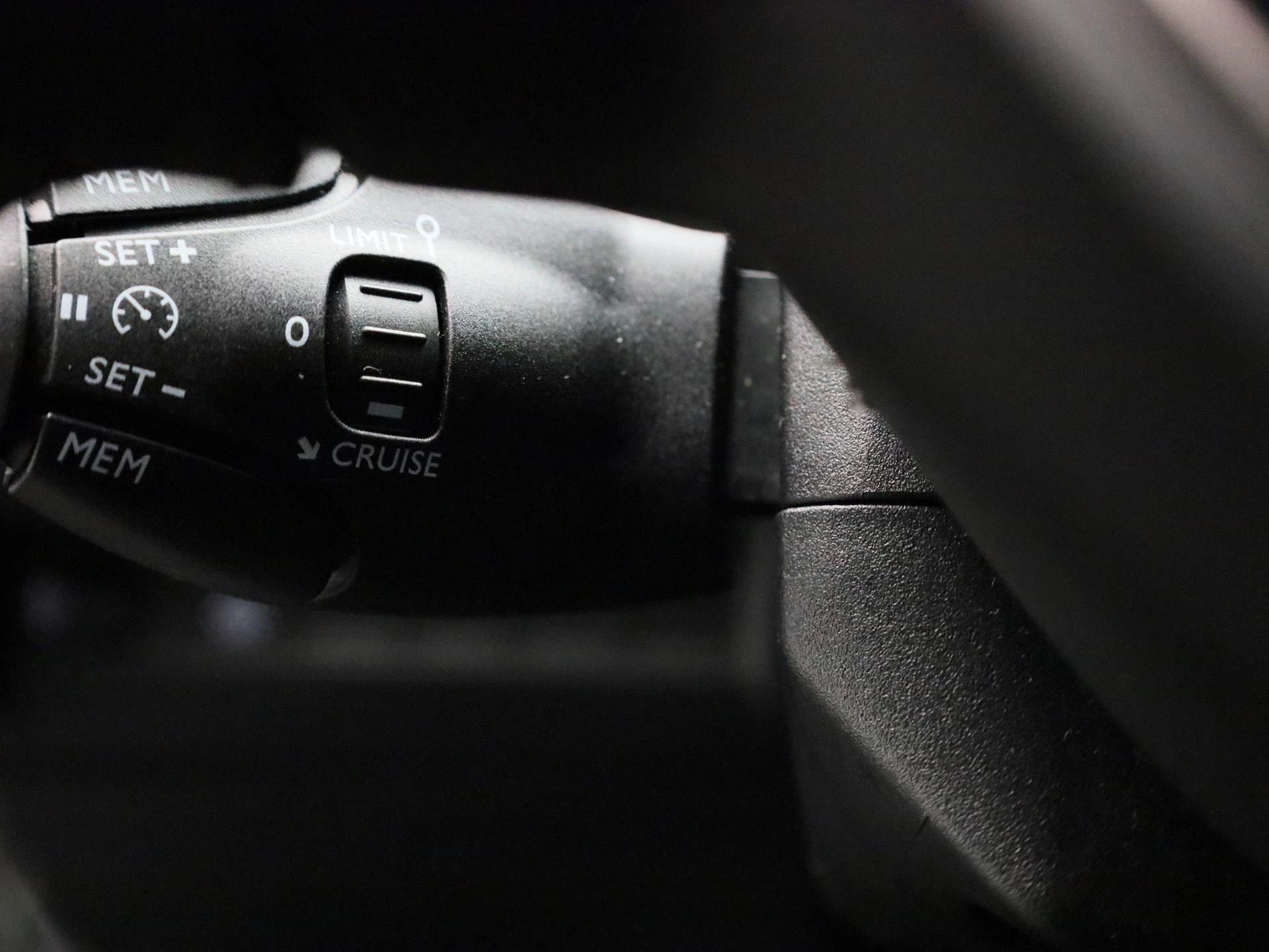 Peugeot-e-208-image-27