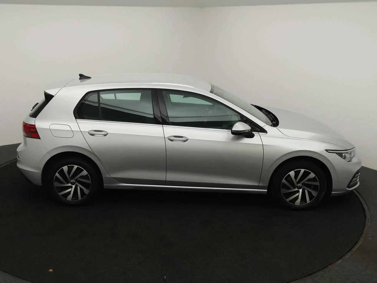 Volkswagen-Golf-image-12