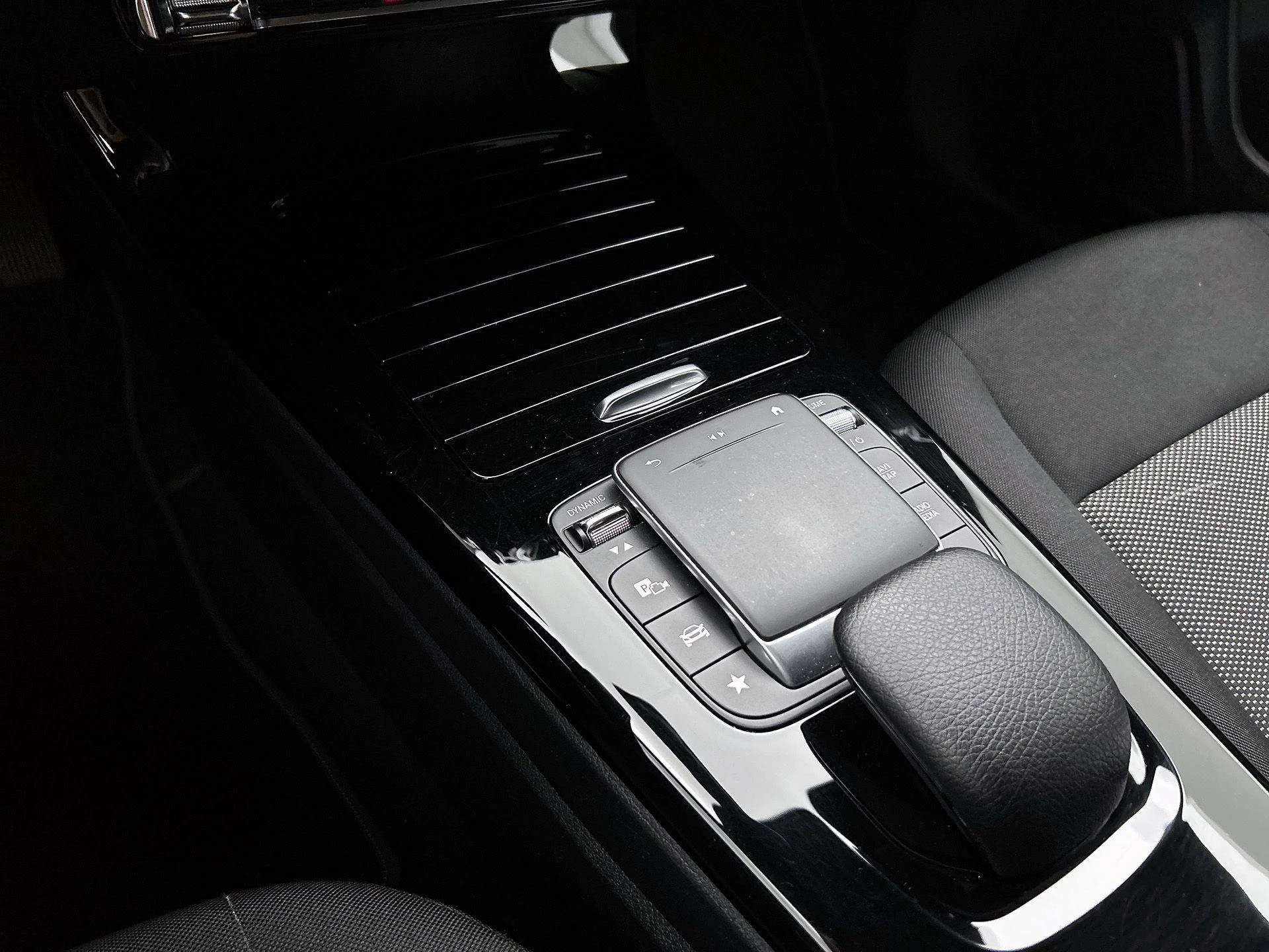 Mercedes-Benz-CLA-image-9