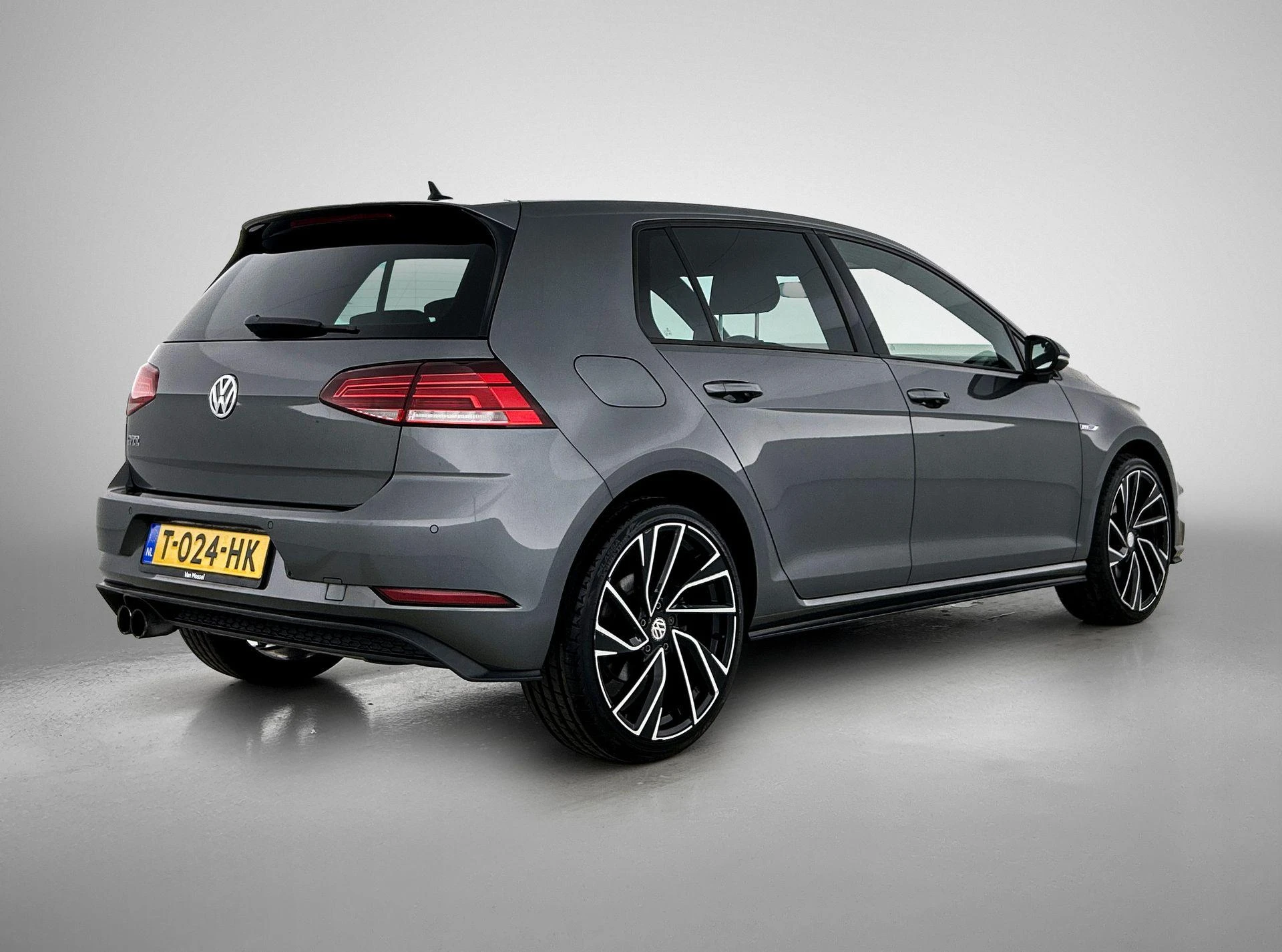 Volkswagen-Golf-image-3