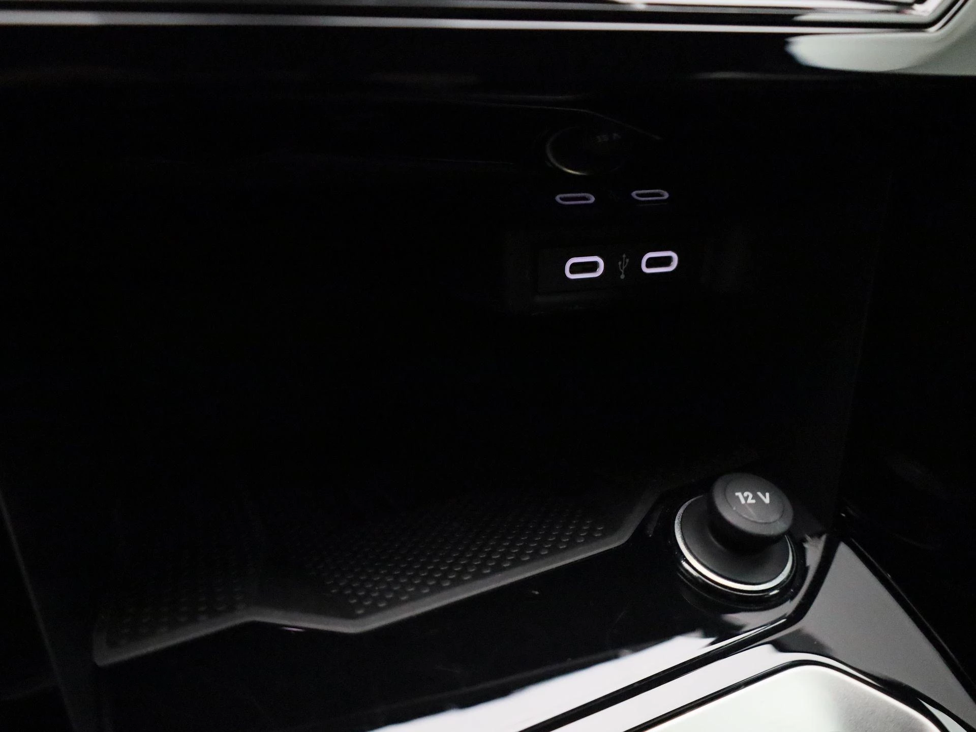 Volkswagen-T-Roc-image-25