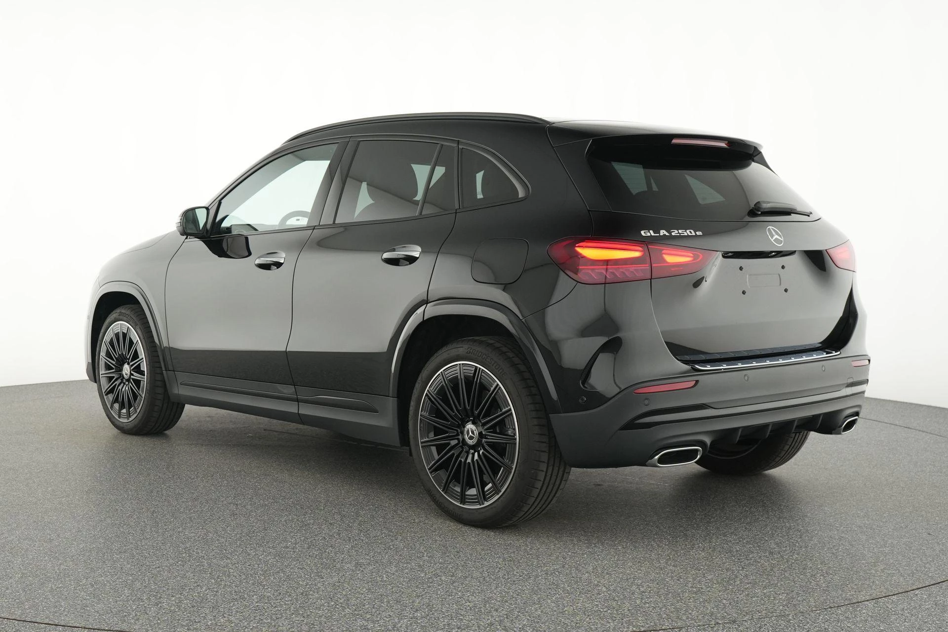 Mercedes-Benz-GLA-image-2