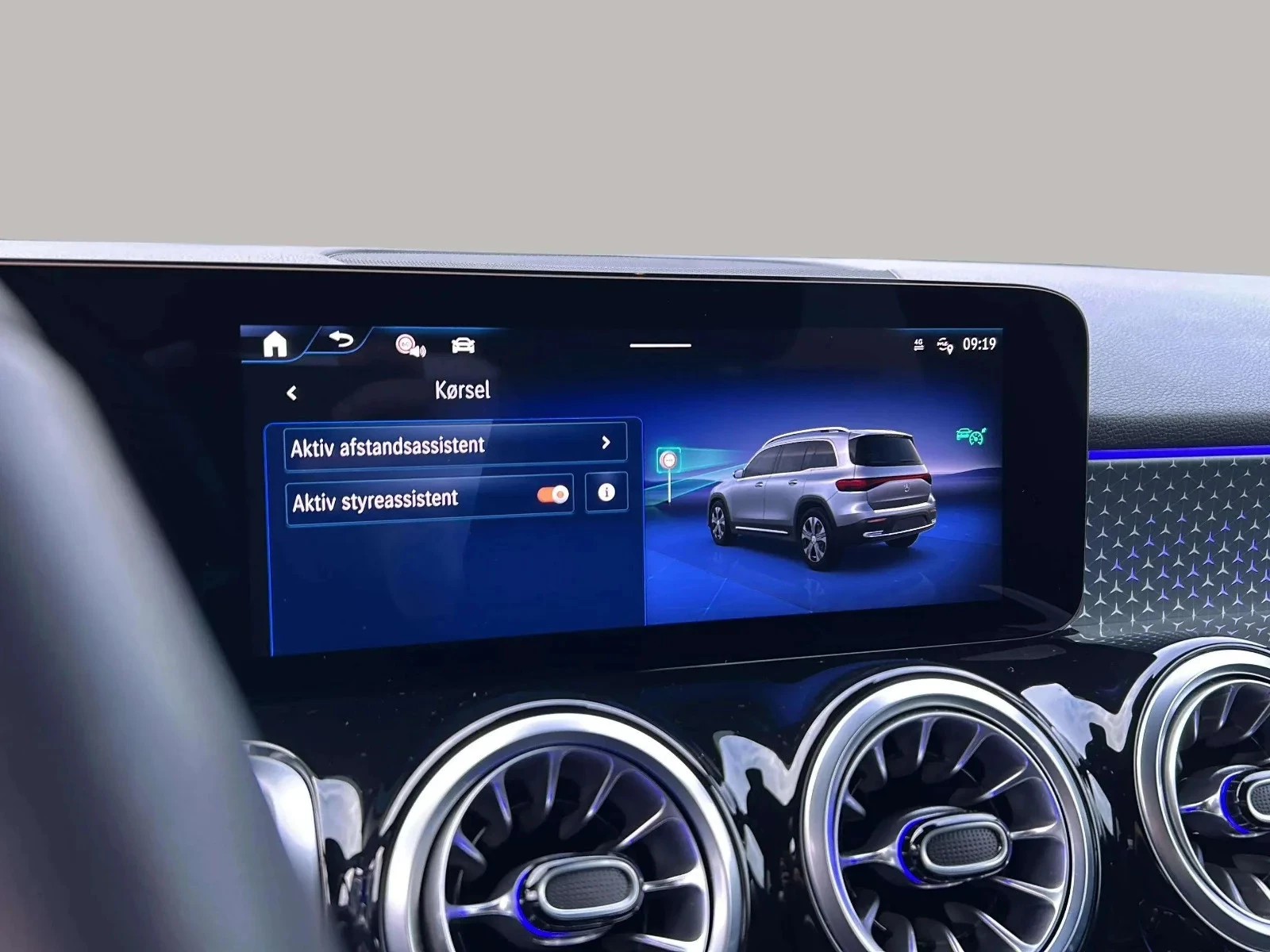 Mercedes-Benz-EQB-image-18