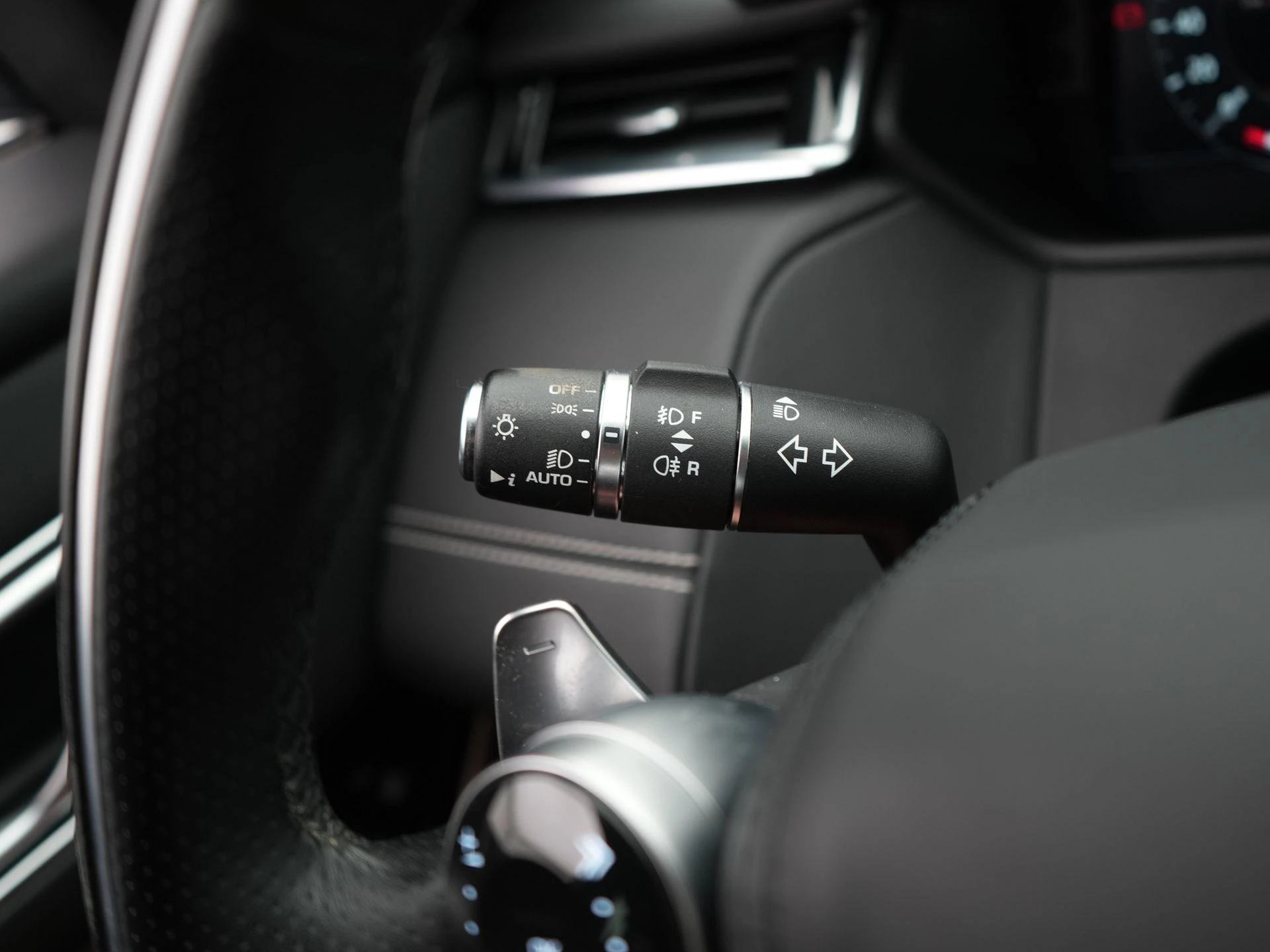 Land Rover-Range Rover Velar-image-31