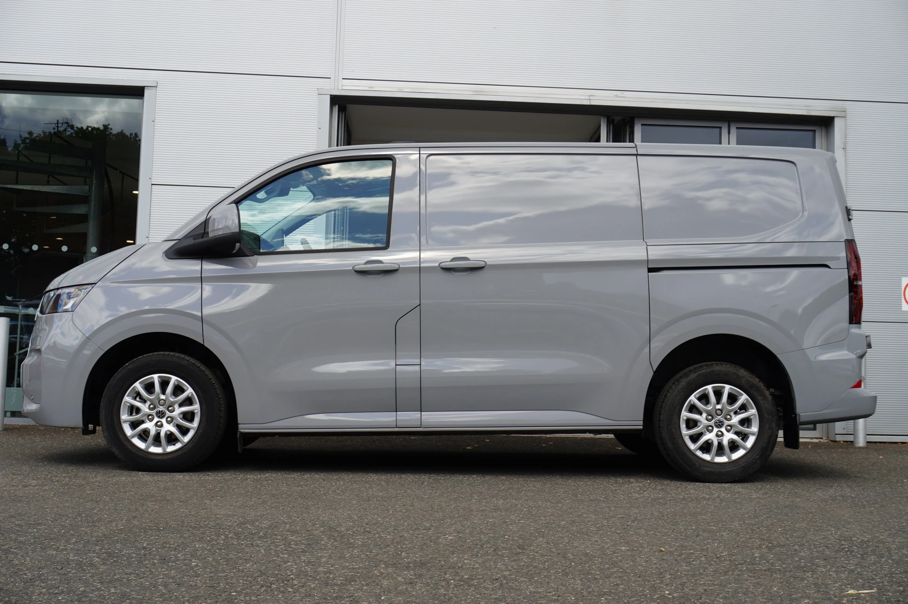 Volkswagen-Transporter-image-23