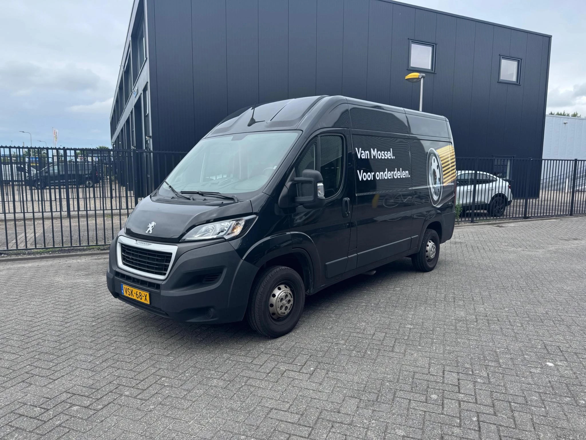 Peugeot Boxer 330 2.2 BlueHDi 120 L2H2 Asphalt