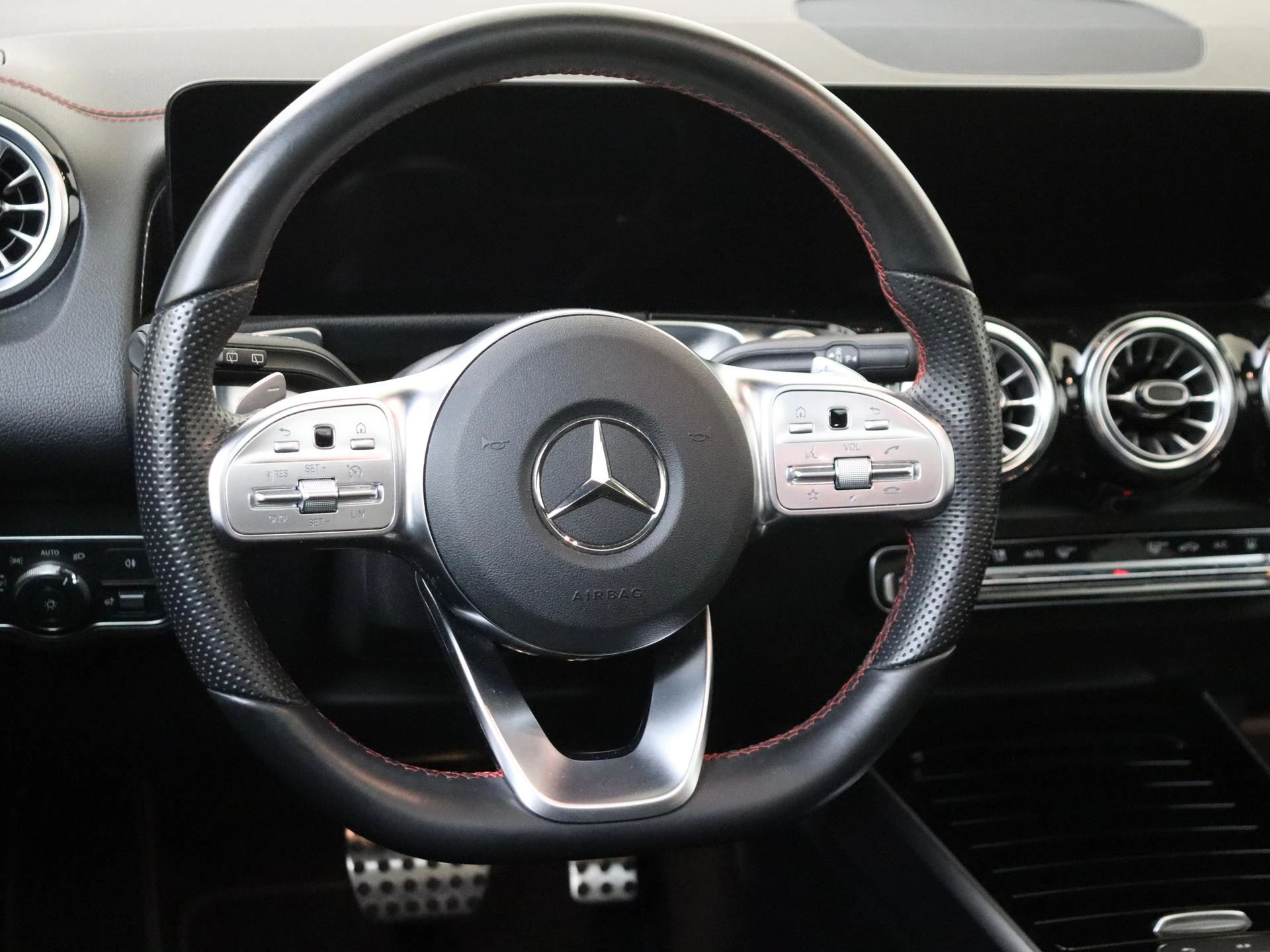 Mercedes-Benz-EQB-image-9