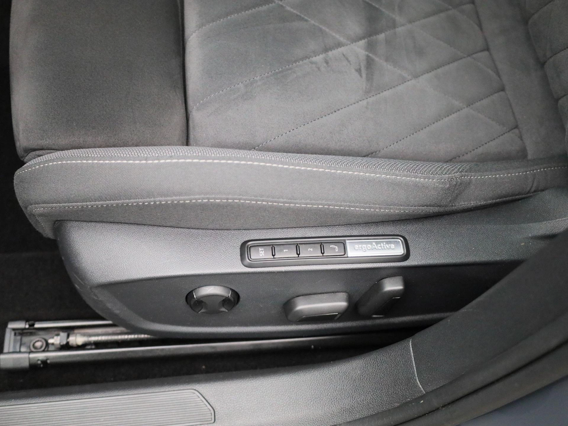Volkswagen-Golf-image-26