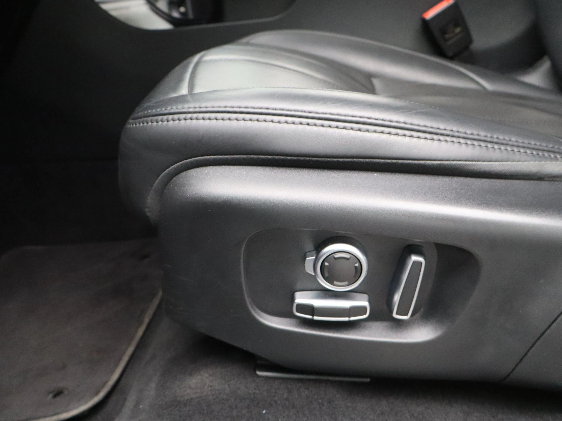 Land Rover-Range Rover Evoque-image-28