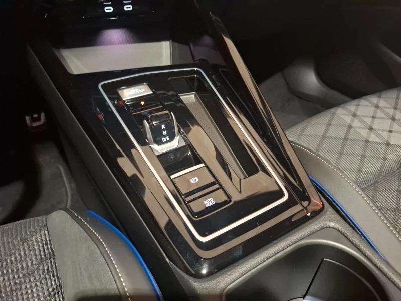 Volkswagen-Golf-image-12