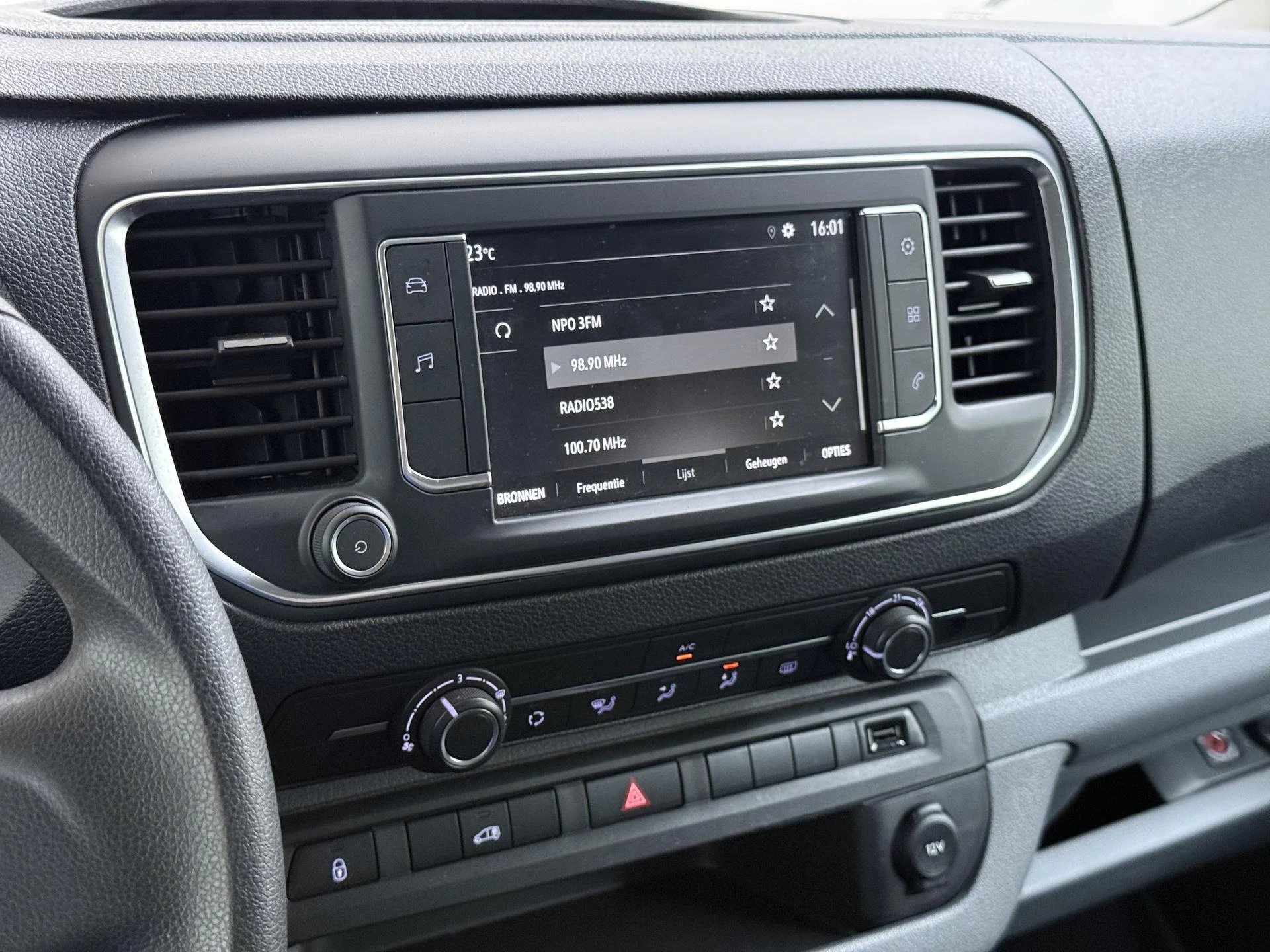 Opel-Vivaro-image-19