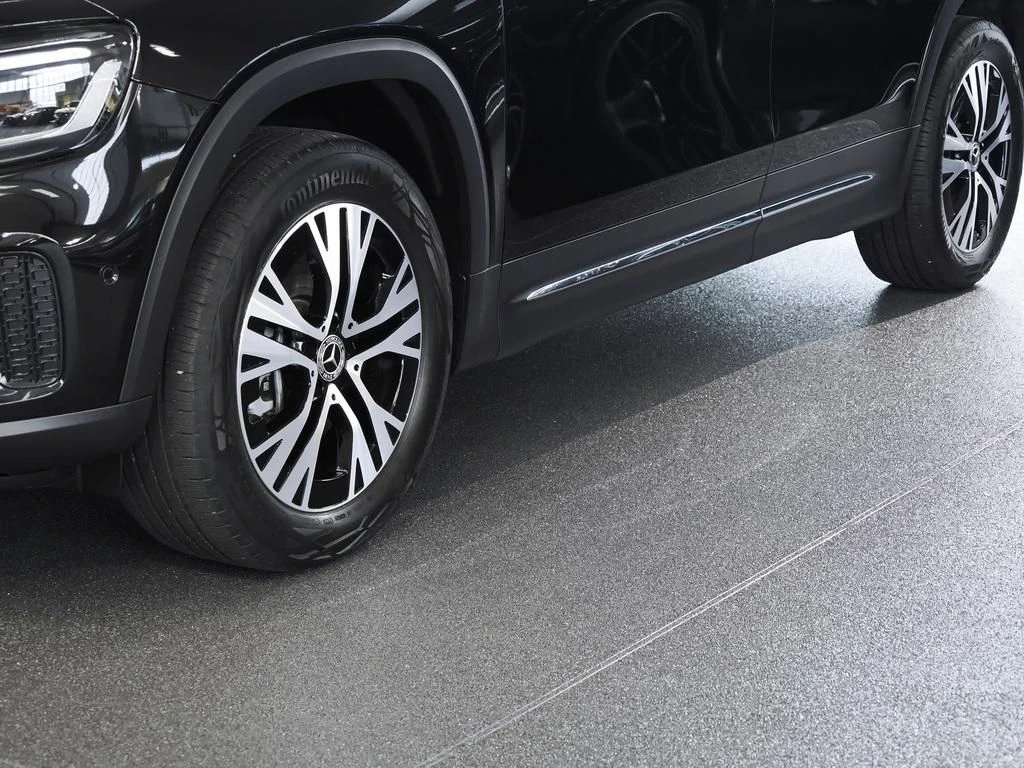 Mercedes-Benz-GLB 200 d-image-6