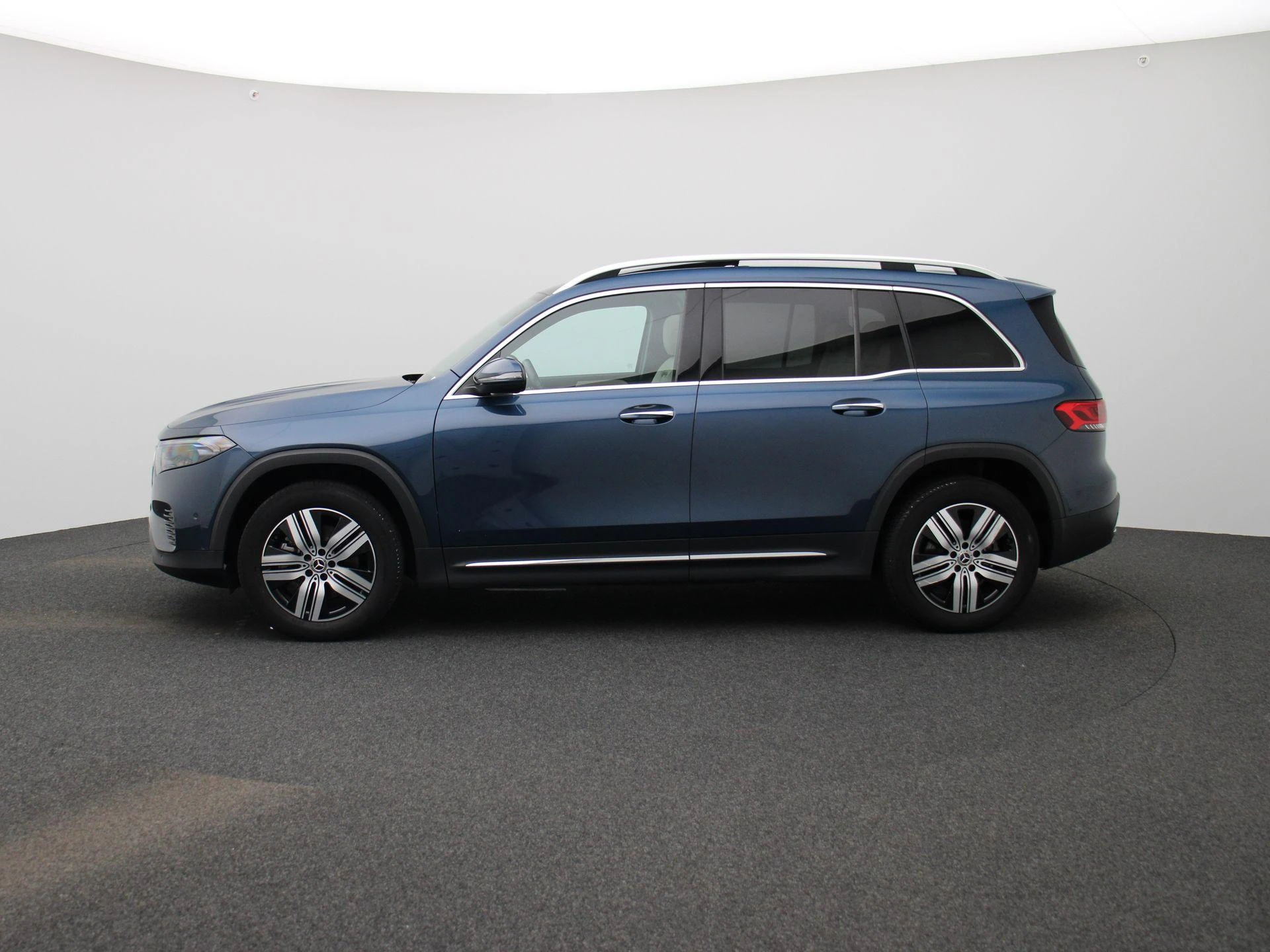 Mercedes-Benz-EQB-image-3