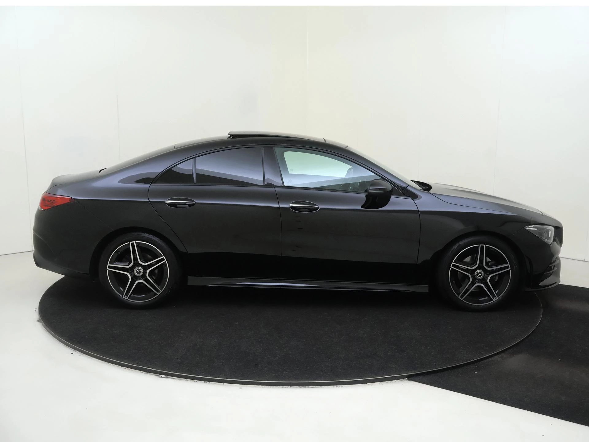 Mercedes-Benz-CLA-image-8