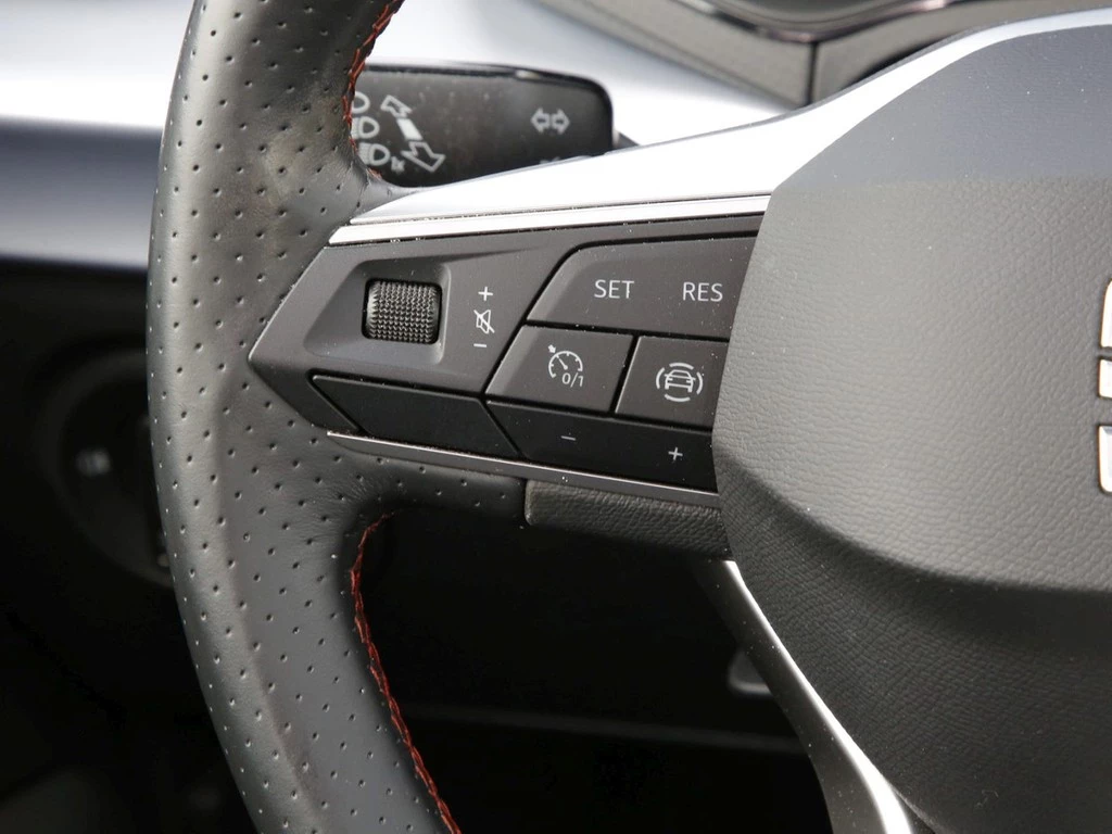 SEAT Arona 1.0 TSI FR 17" Navi+Full Link LED RFK+PDC