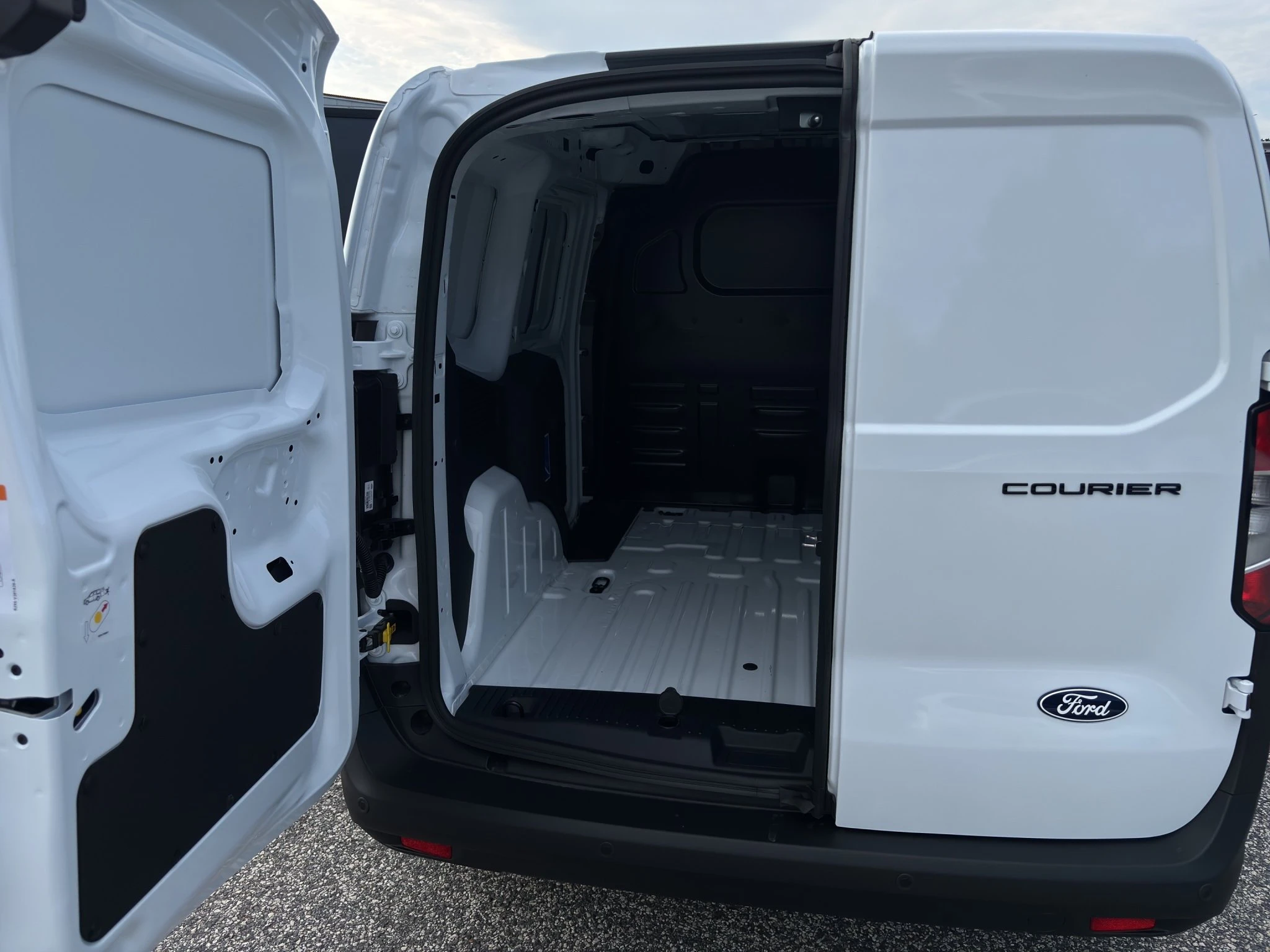 Ford-Transit Courier-image-18
