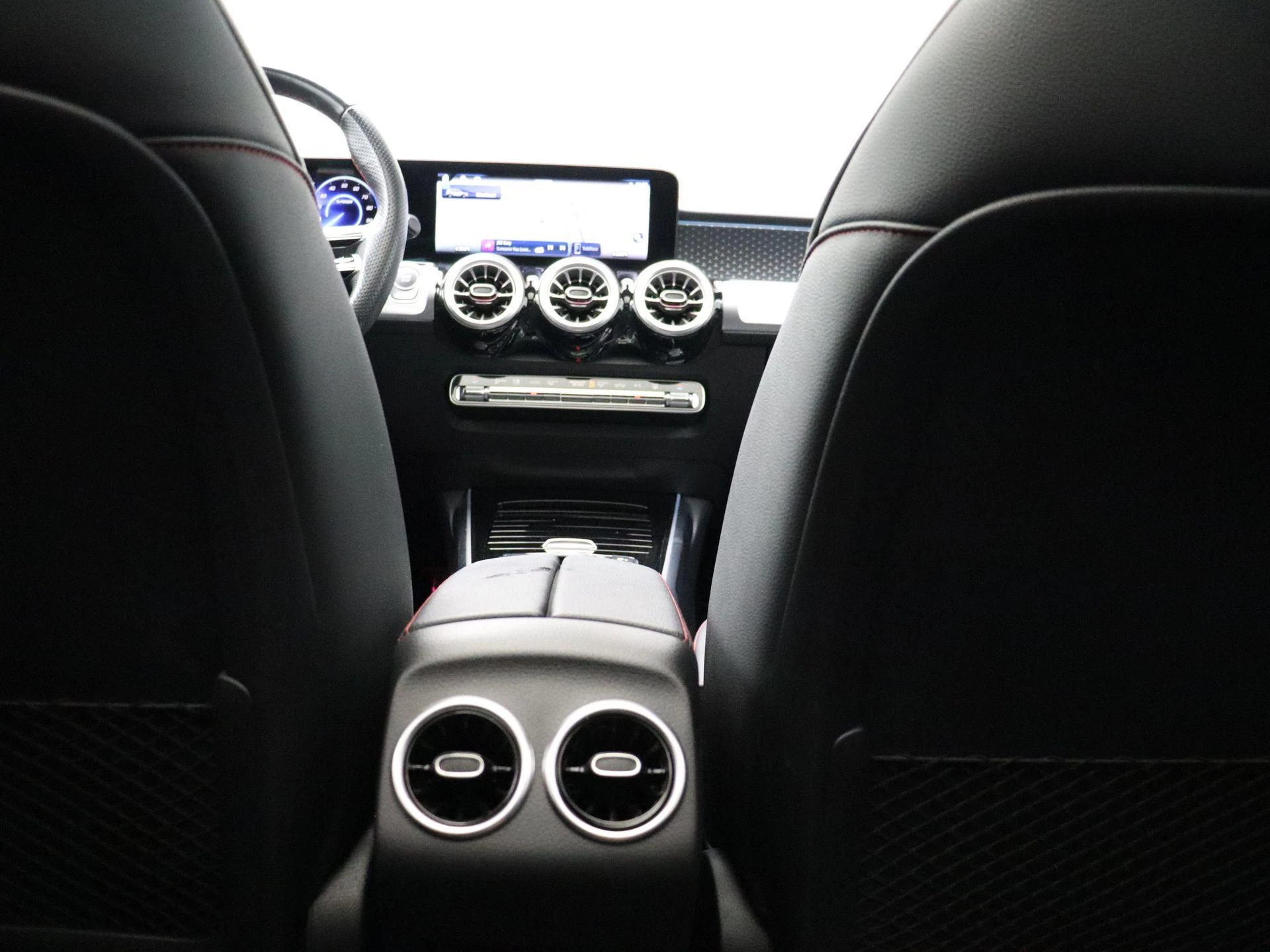 Mercedes-Benz-EQB-image-24