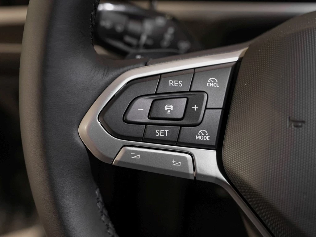 Volkswagen Passat 1,5 l eHybrid DSG Elegance AHK WR PANO