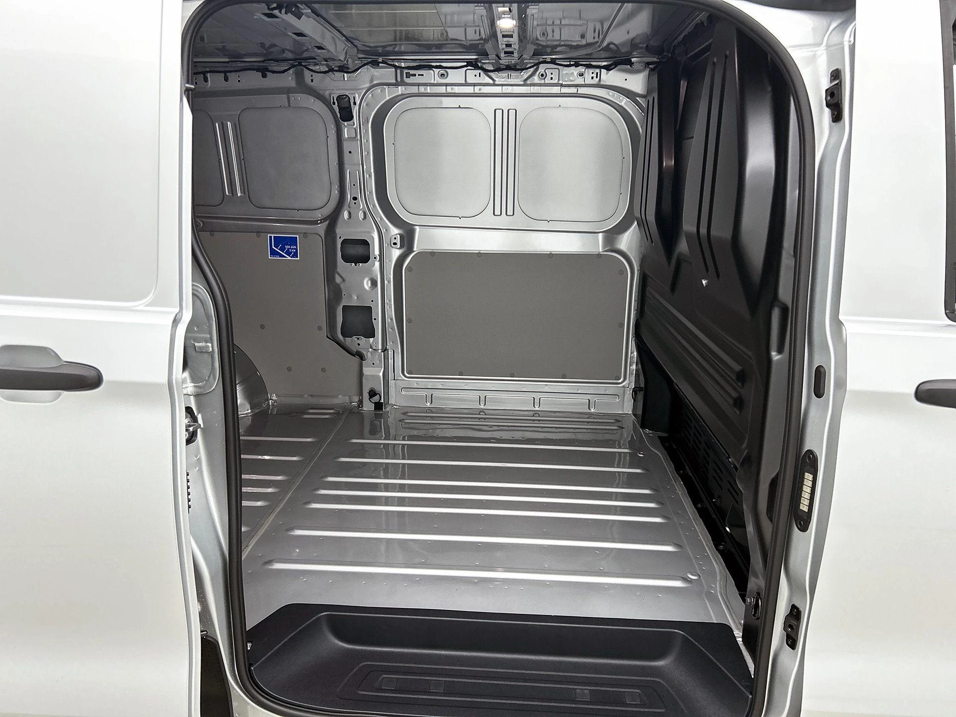 Volkswagen-e-Transporter-image-25