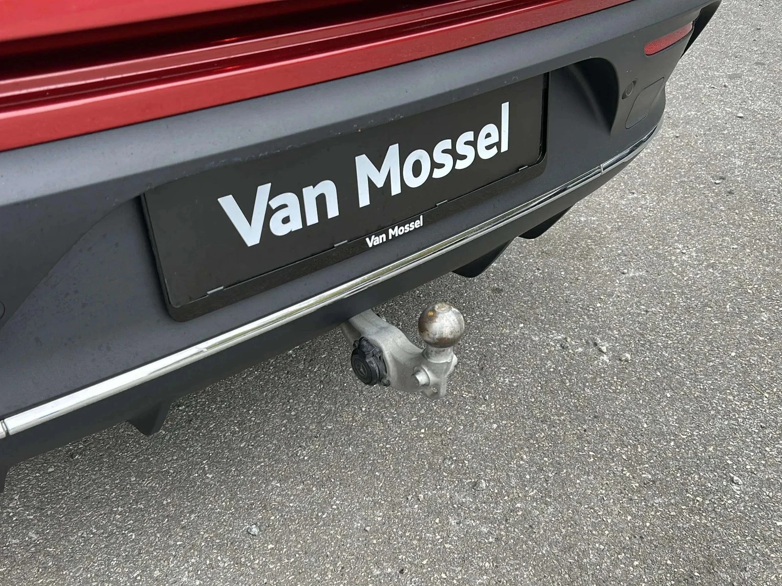 Mercedes-Benz-EQC-image-19