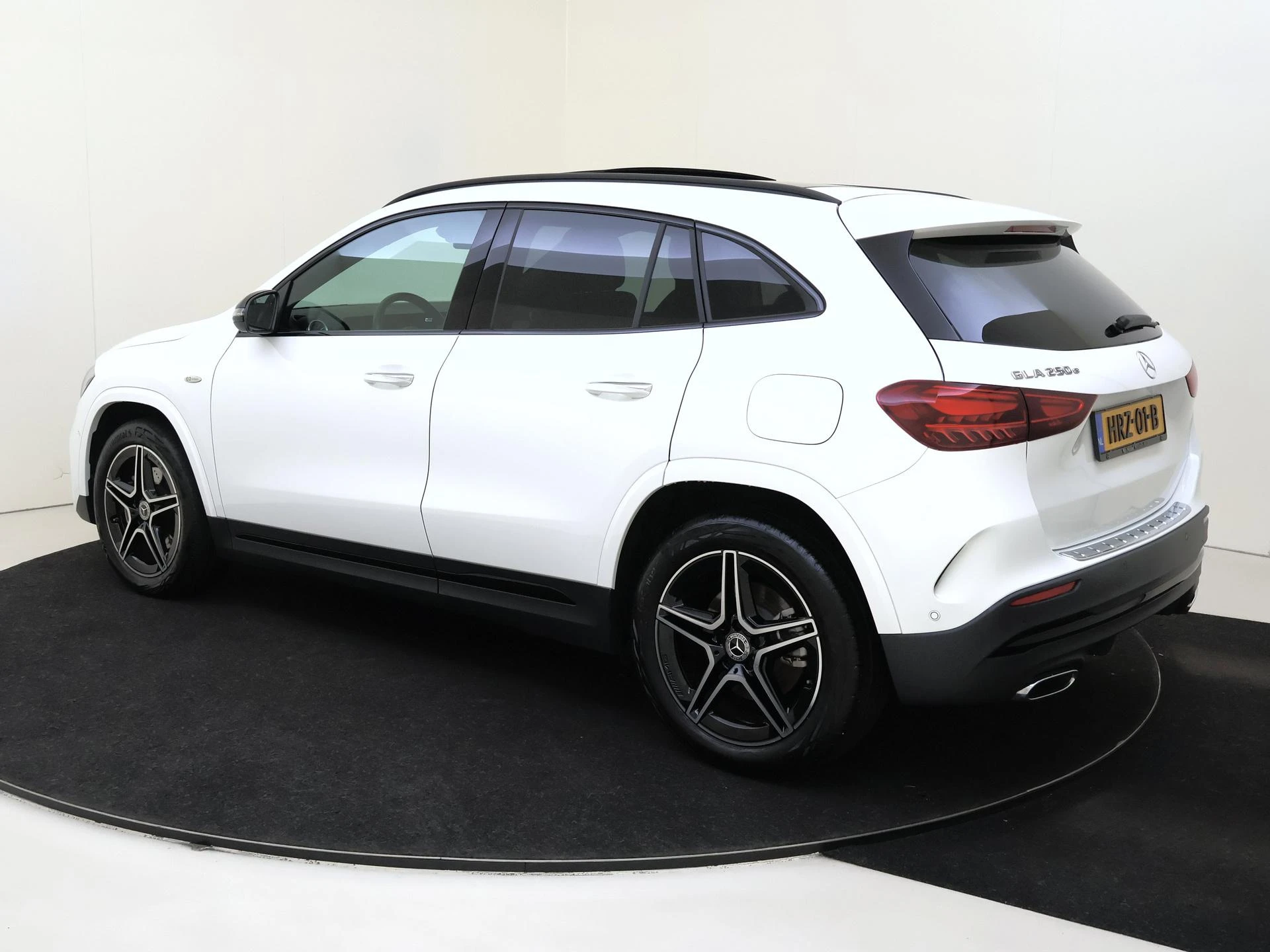 Mercedes-Benz-GLA-image-2