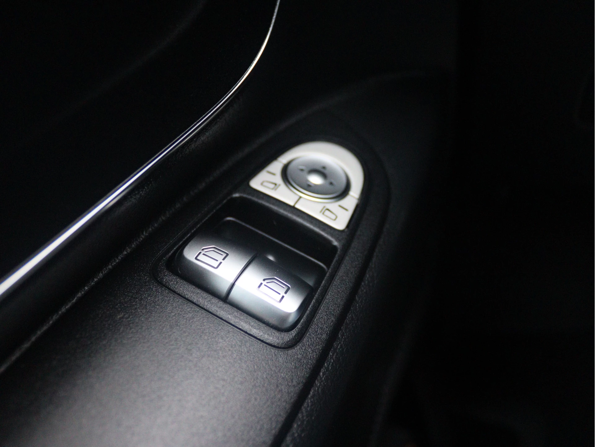 Mercedes-Benz-Vito-image-12