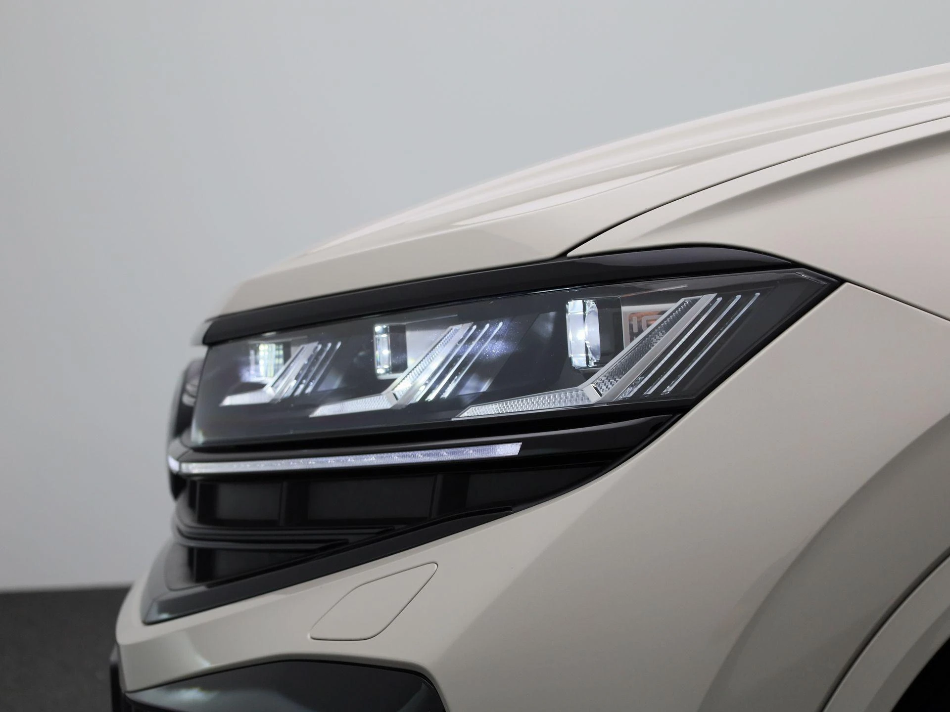 Volkswagen-Touareg-image-16