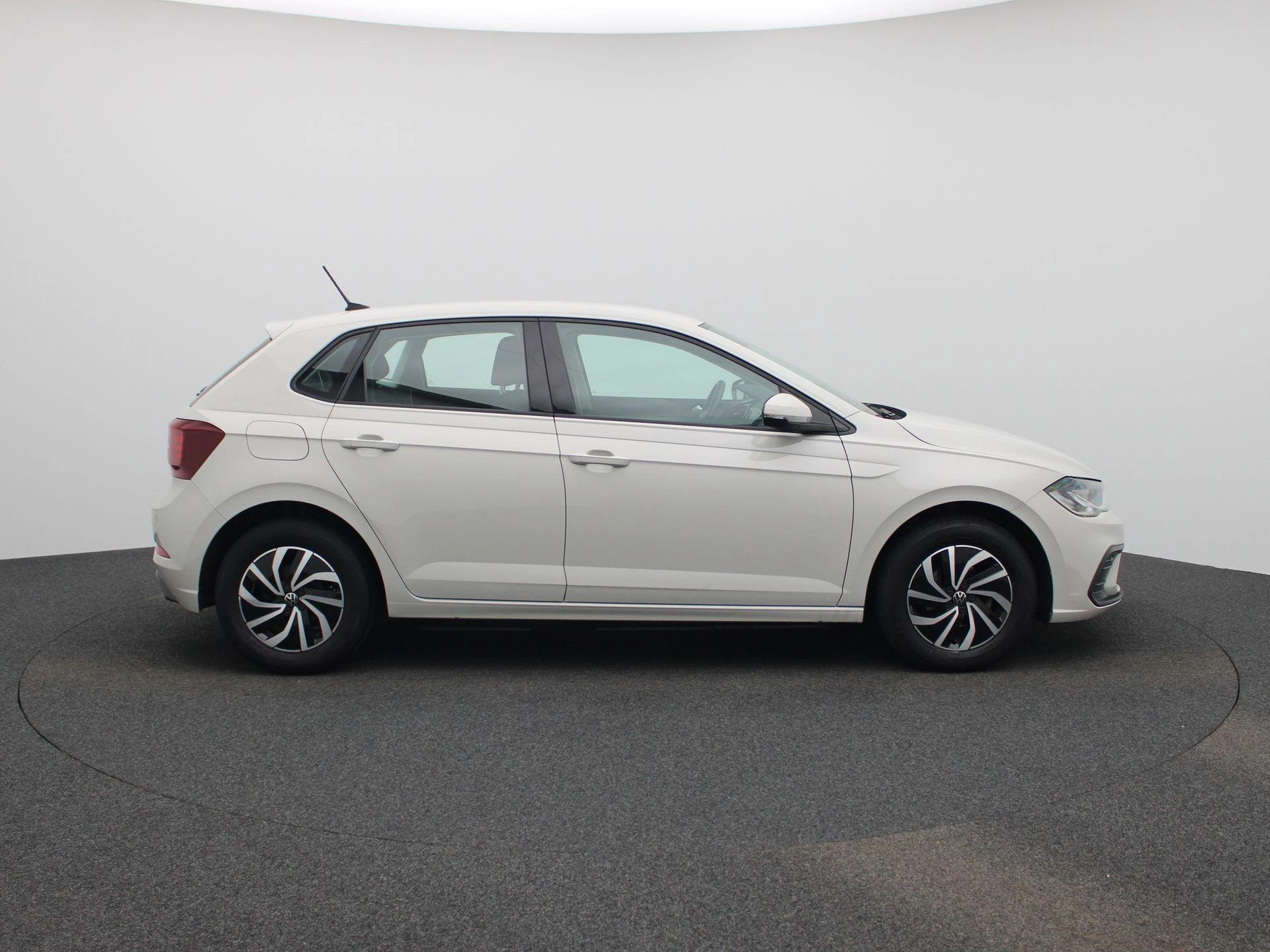 Volkswagen-Polo-image-5