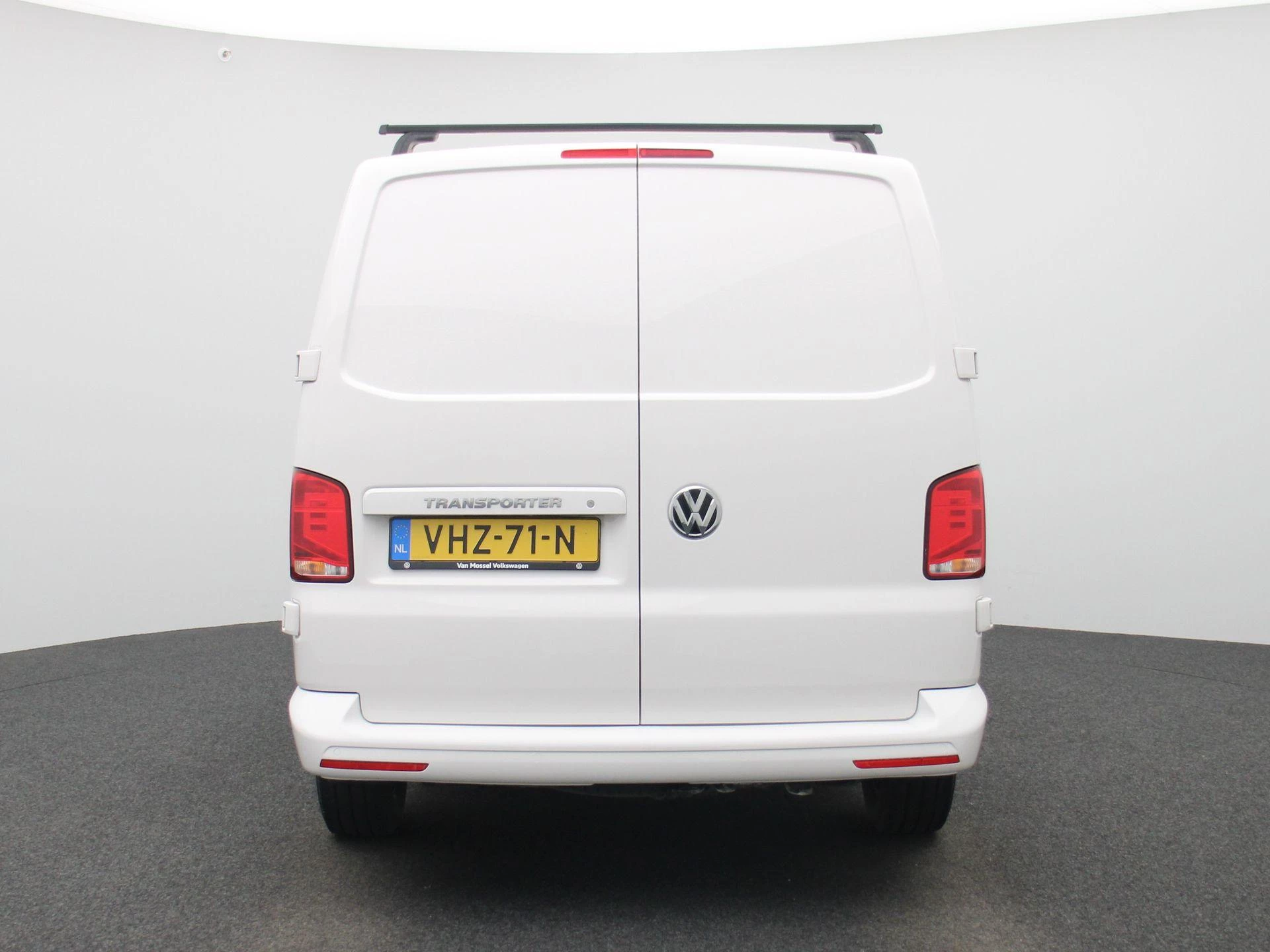 Volkswagen-Transporter-image-4