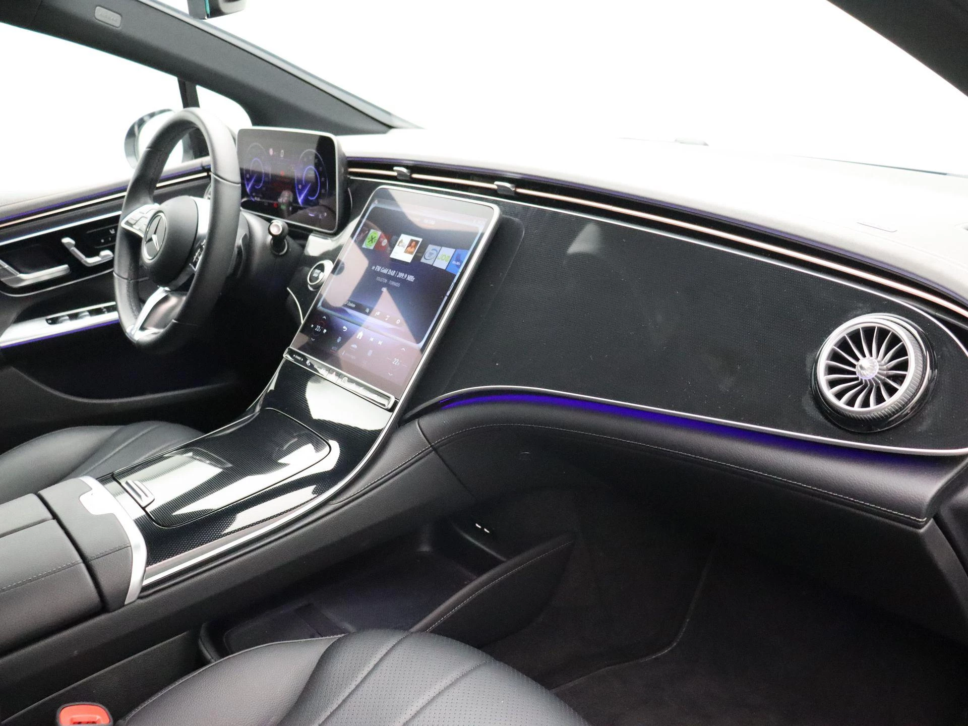 Mercedes-Benz-EQE-image-21