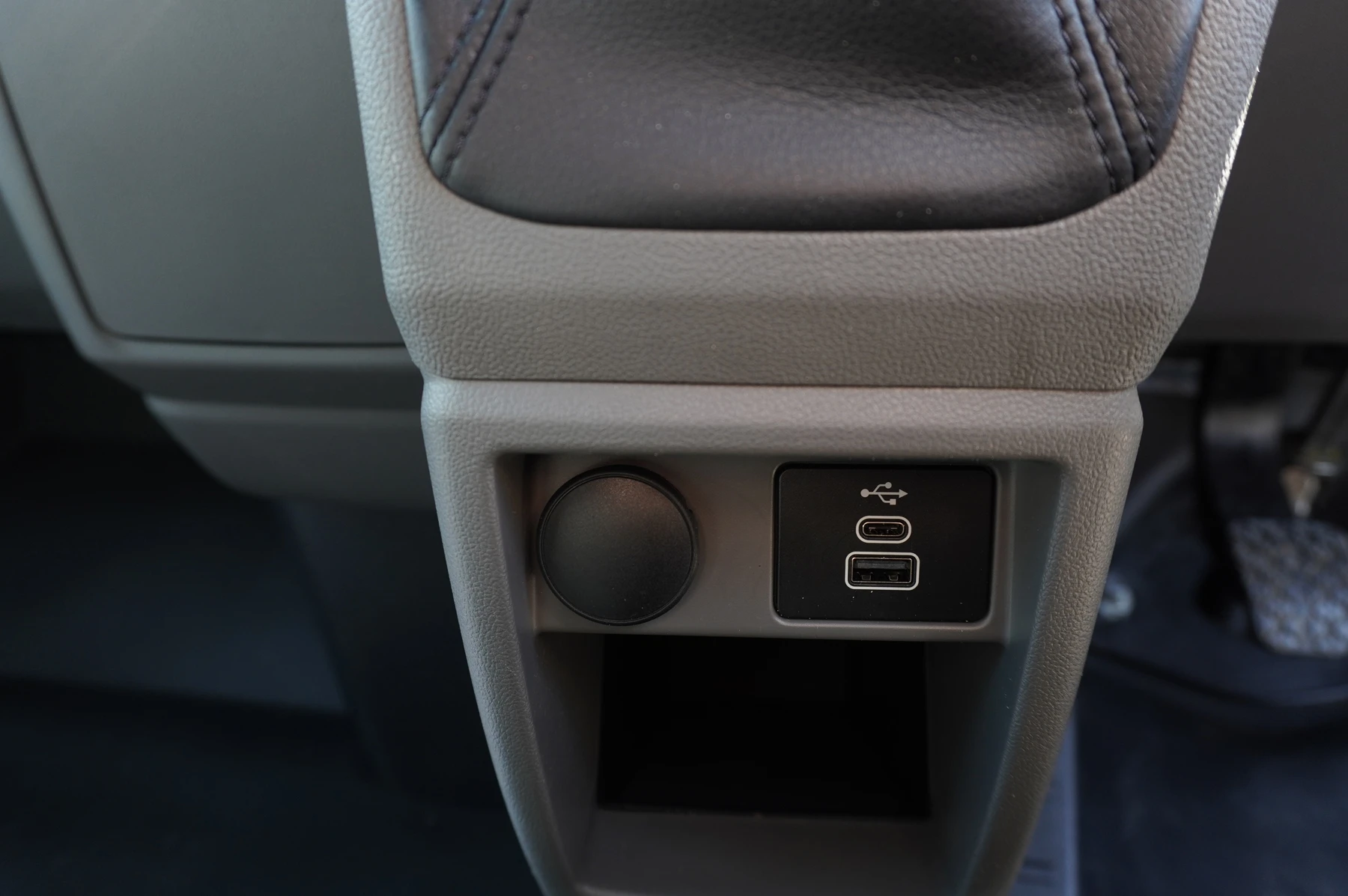 Volkswagen-Transporter-image-39