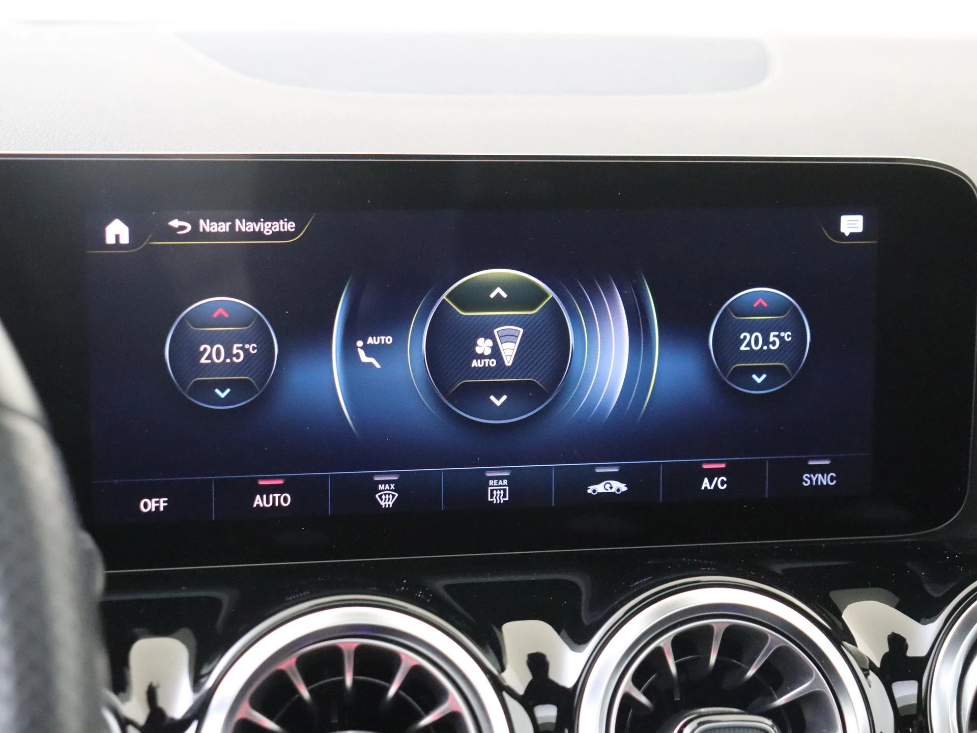 Mercedes-Benz-GLA-image-20