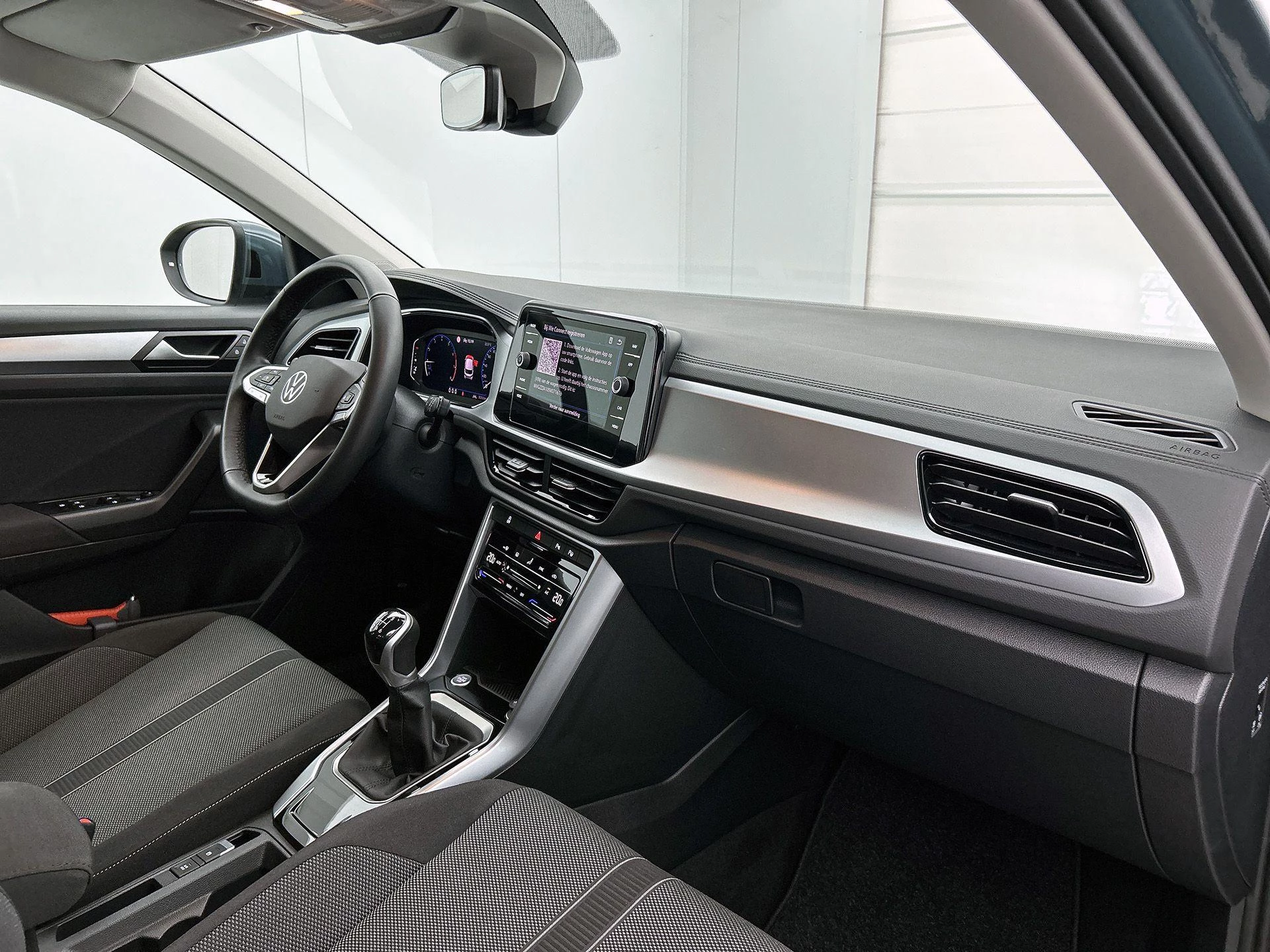 Volkswagen-T-Roc-image-16