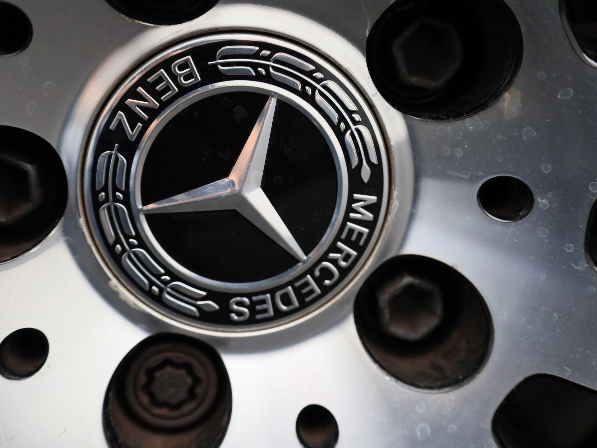 Mercedes-Benz-EQC-image-18