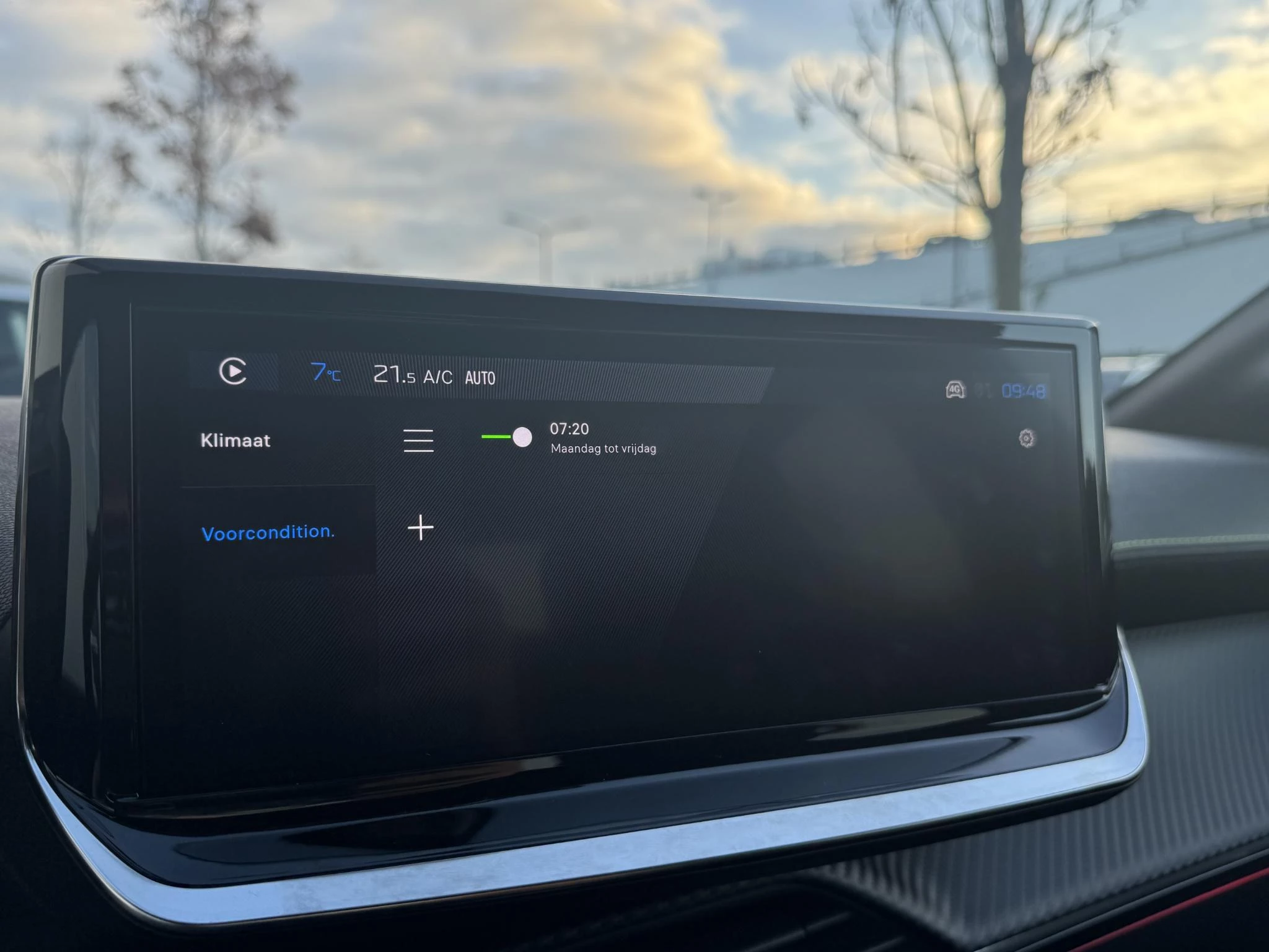 Peugeot-e-208-image-24