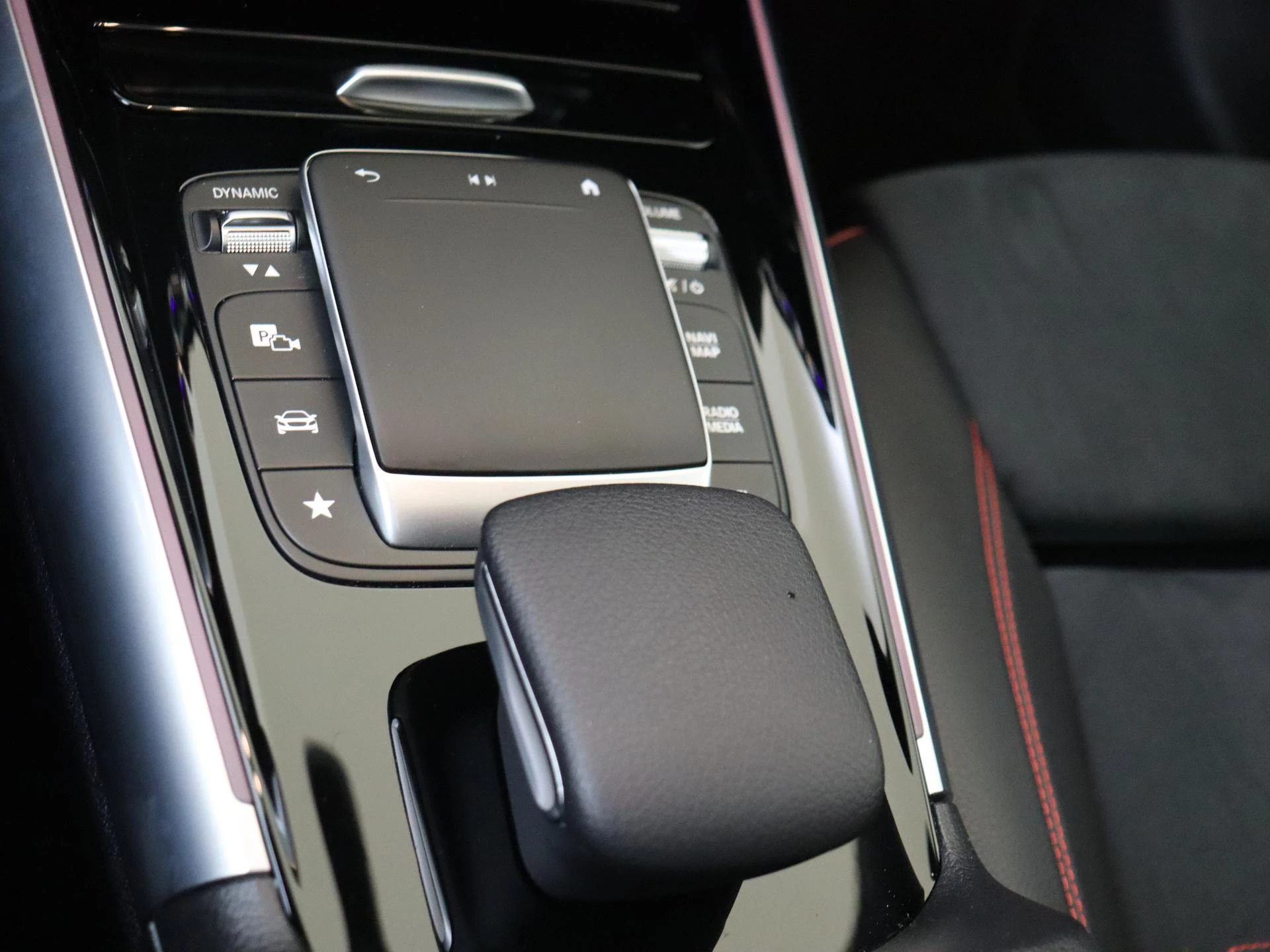 Mercedes-Benz-GLA-image-23