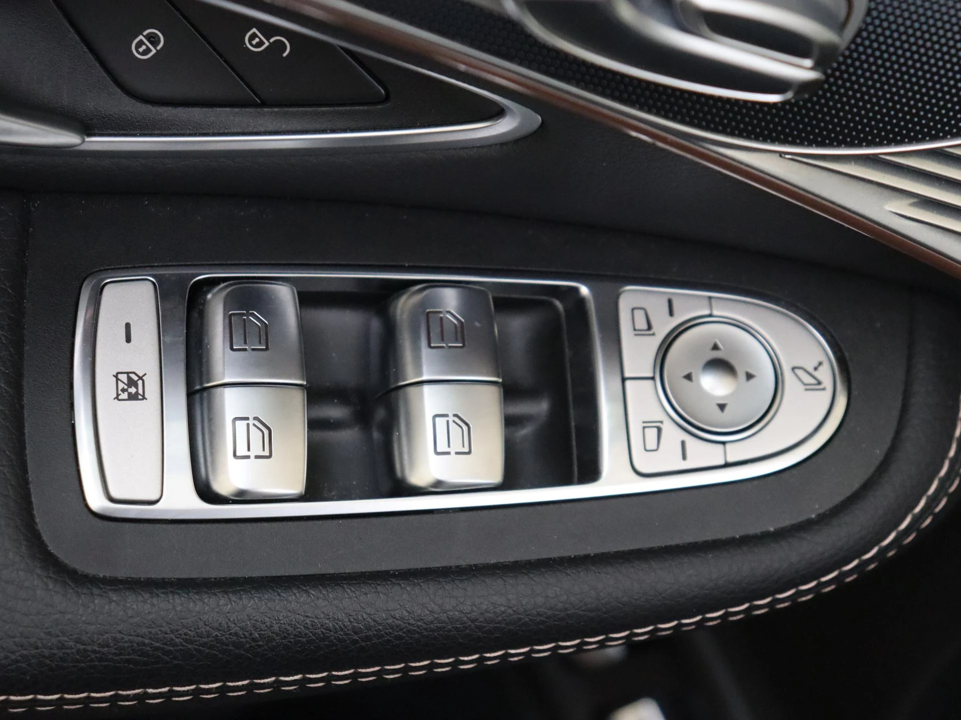 Mercedes-Benz-EQC-image-26