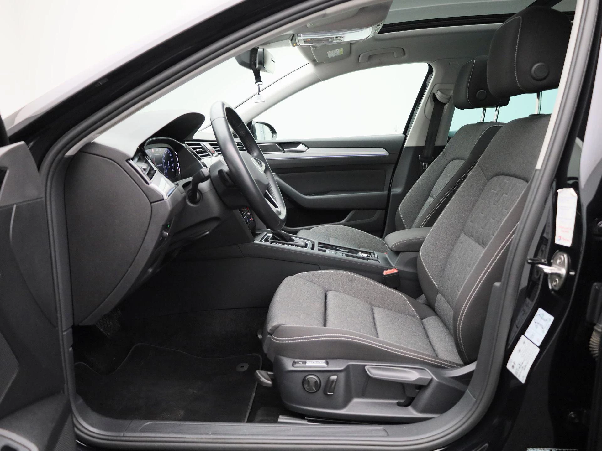 Volkswagen-Passat-image-12