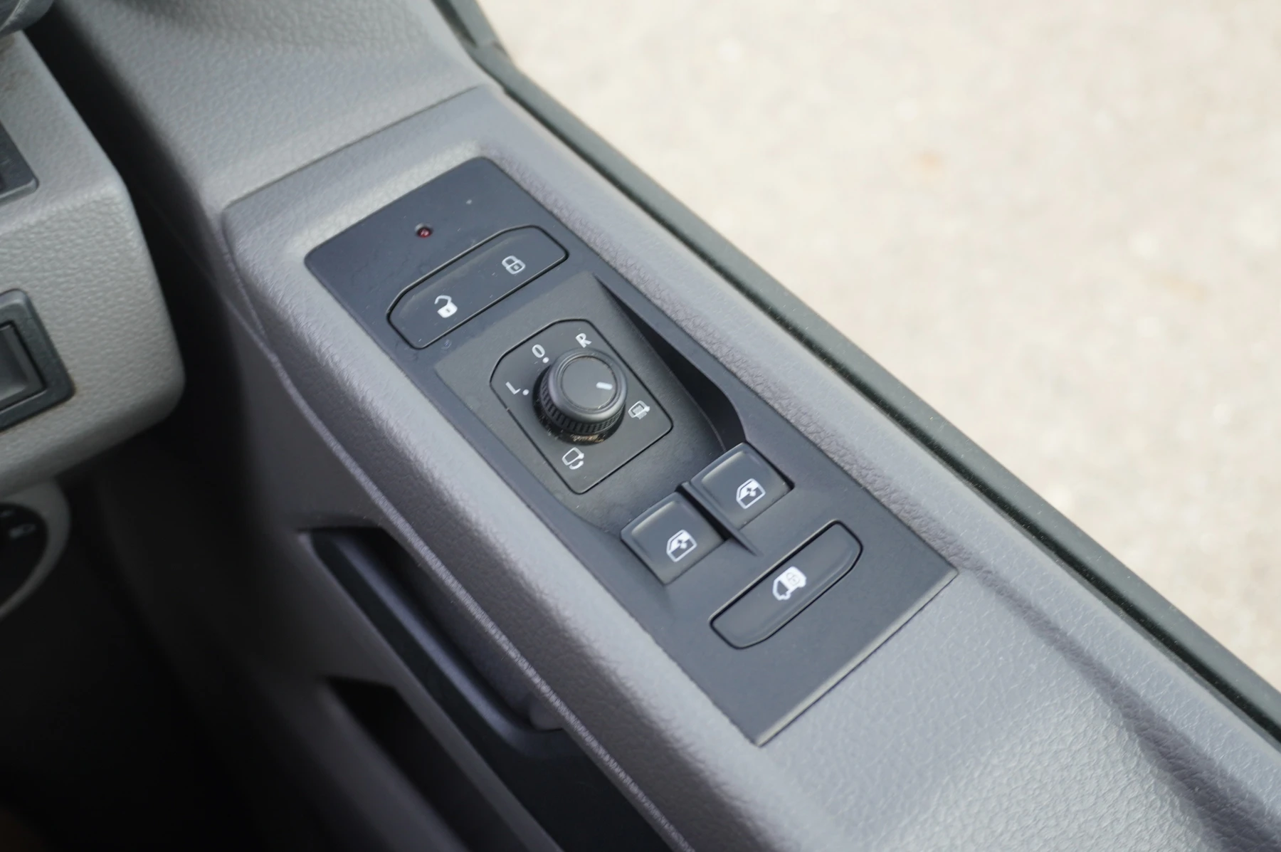 Volkswagen-Transporter-image-30