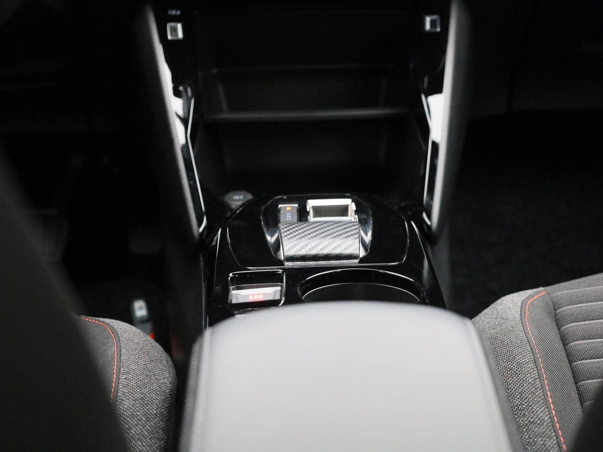 Peugeot-e-2008-image-9