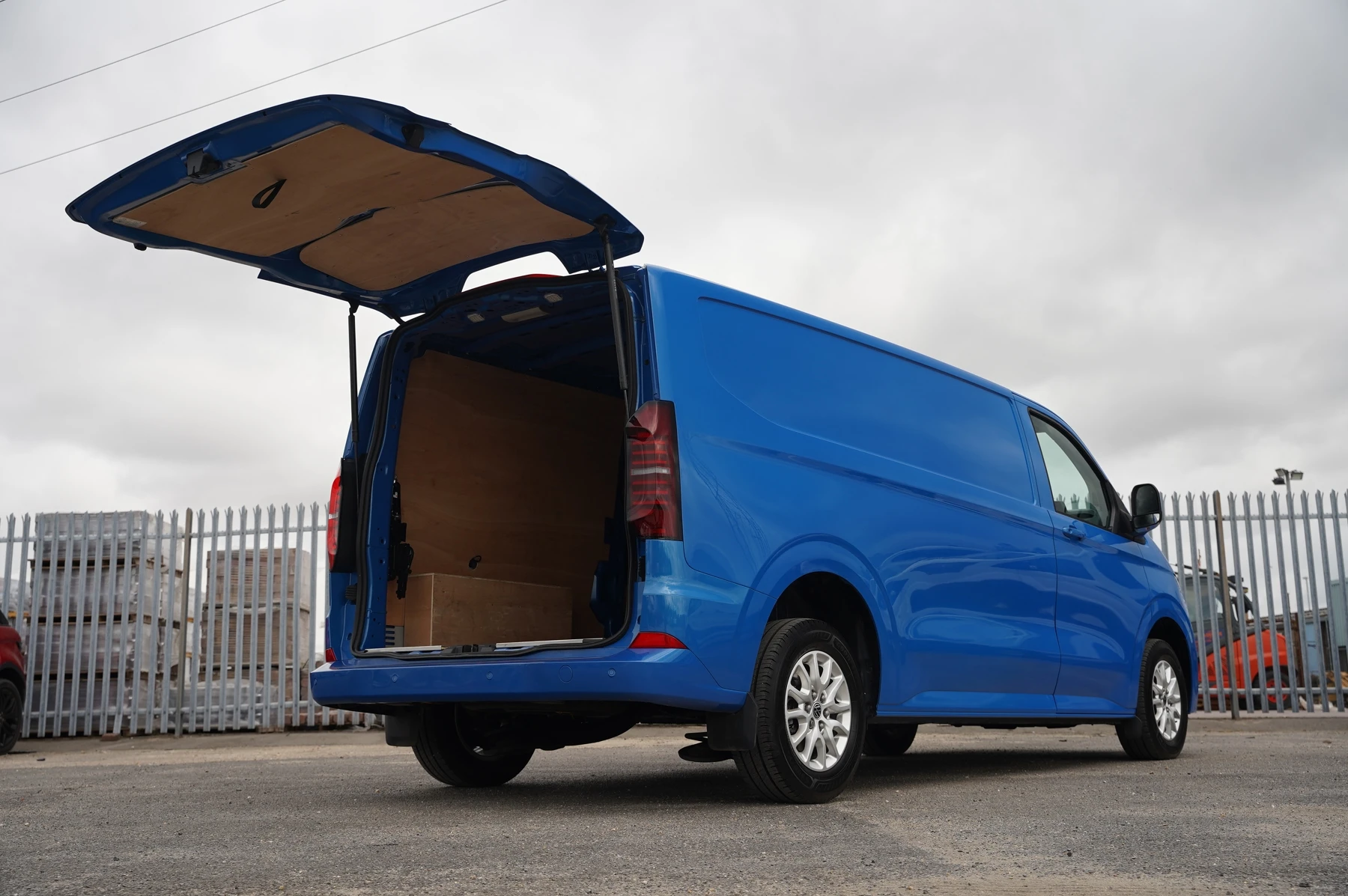Volkswagen-Transporter-image-14