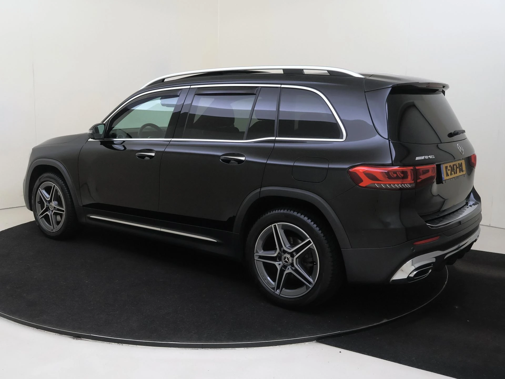 Mercedes-Benz-GLB-image-2