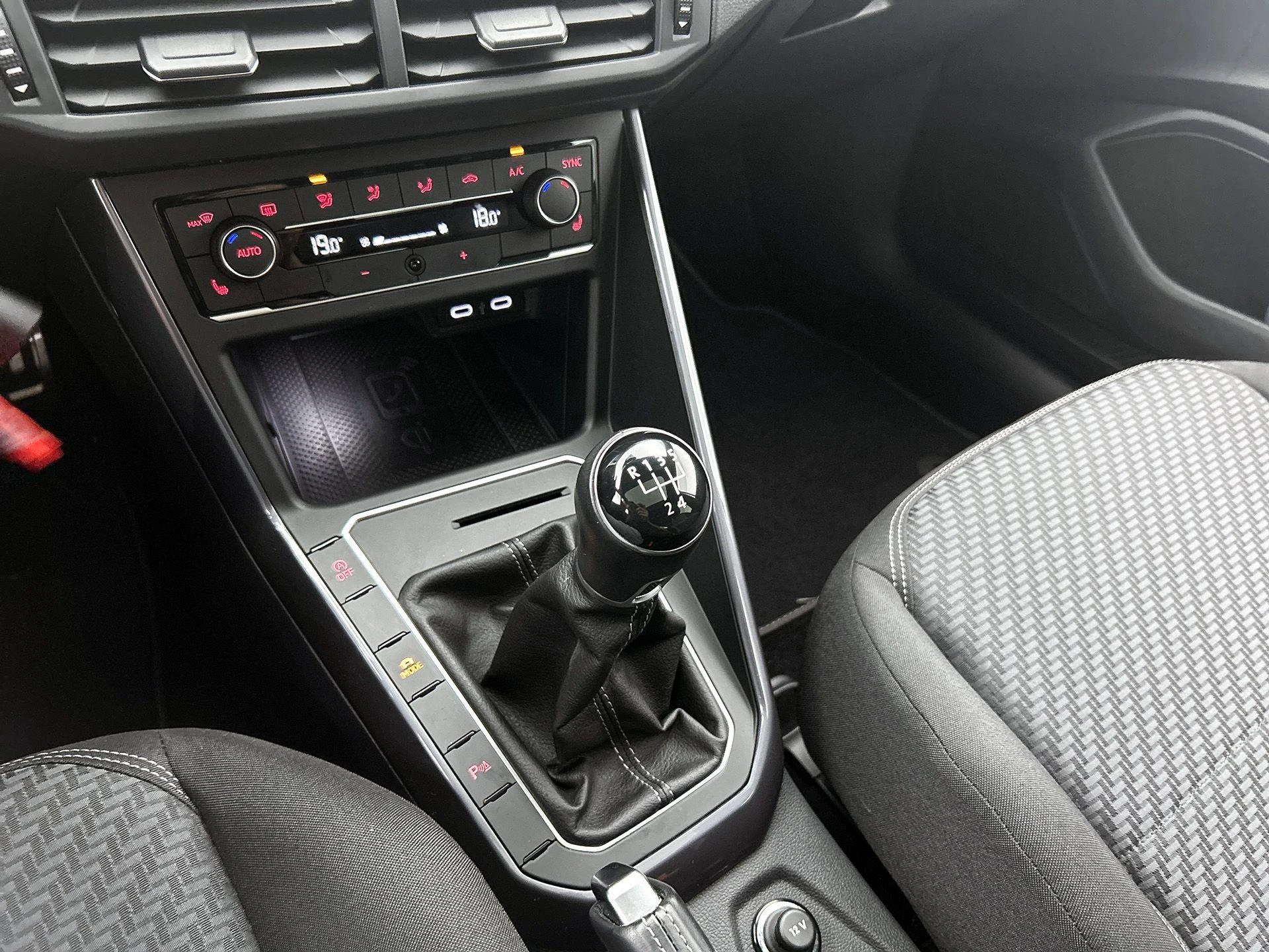 Volkswagen-Polo-image-24