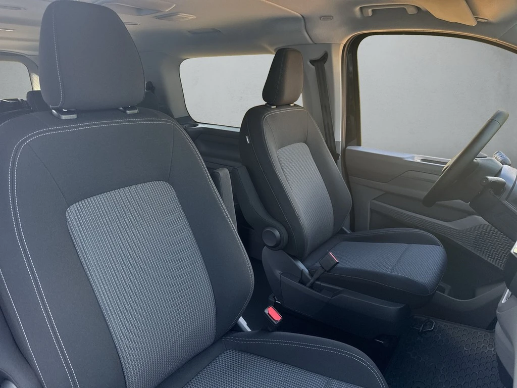 Volkswagen-Caravelle-image-12