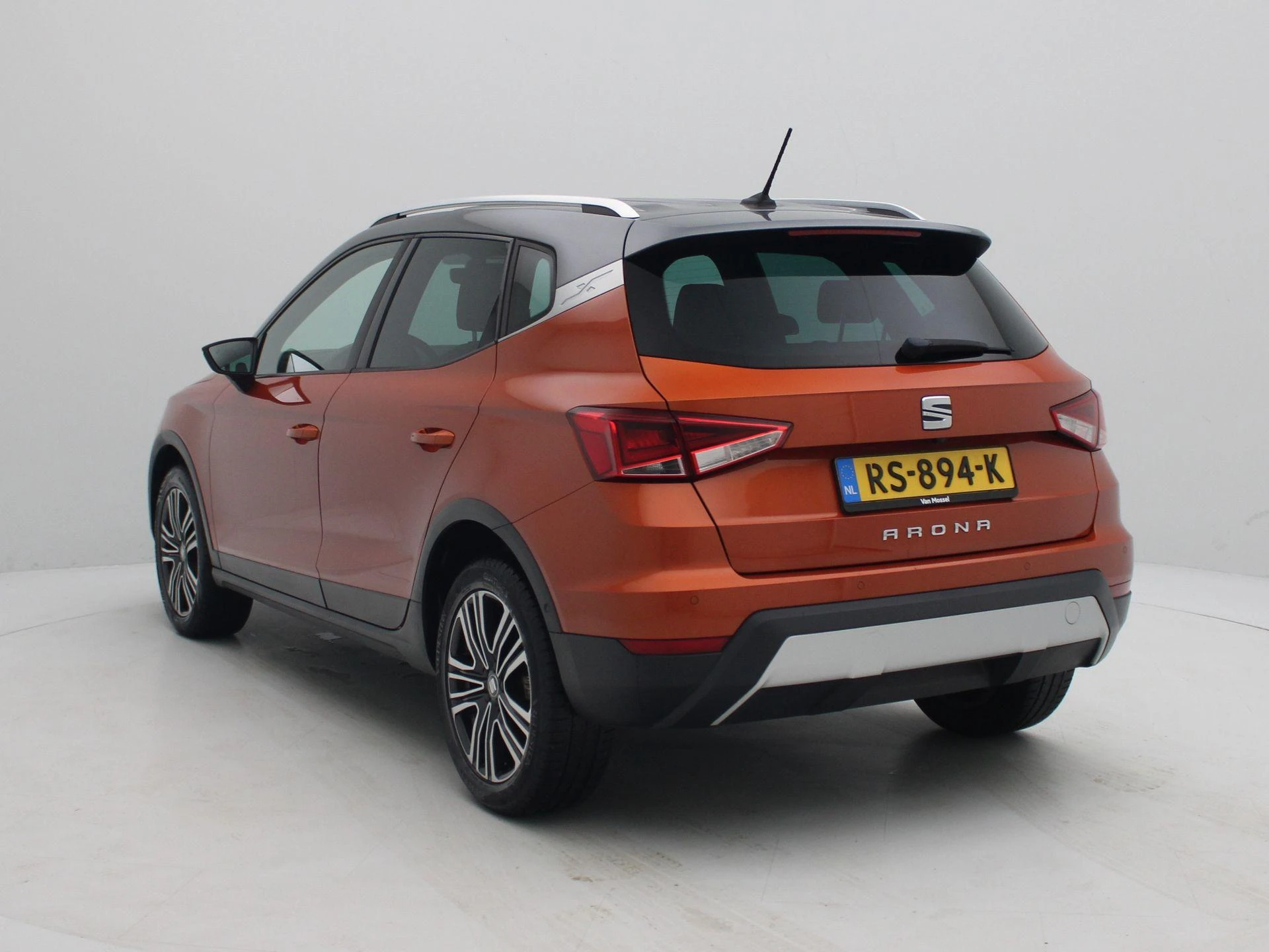 SEAT-Arona-image-1