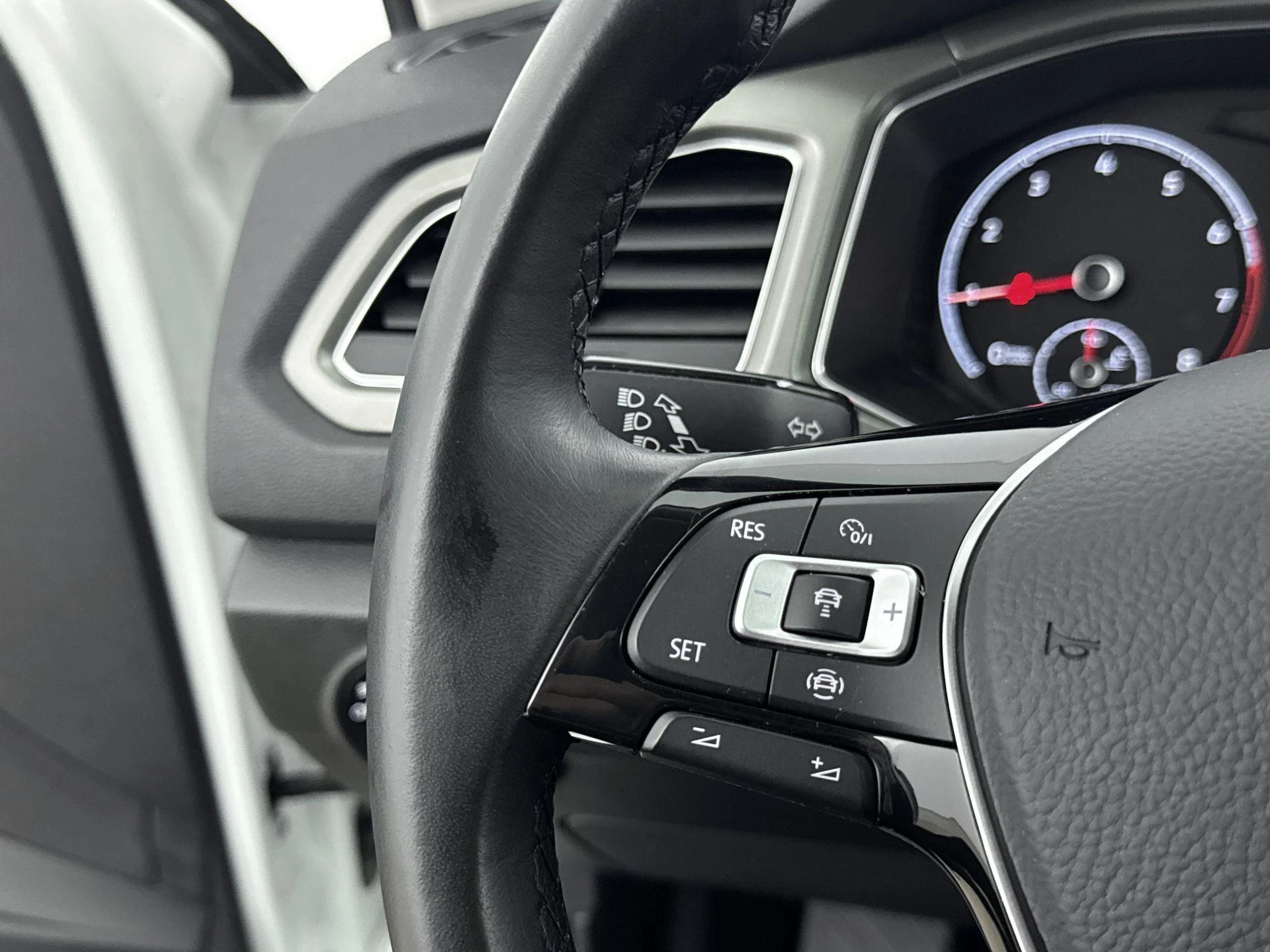Volkswagen-T-Roc-image-5