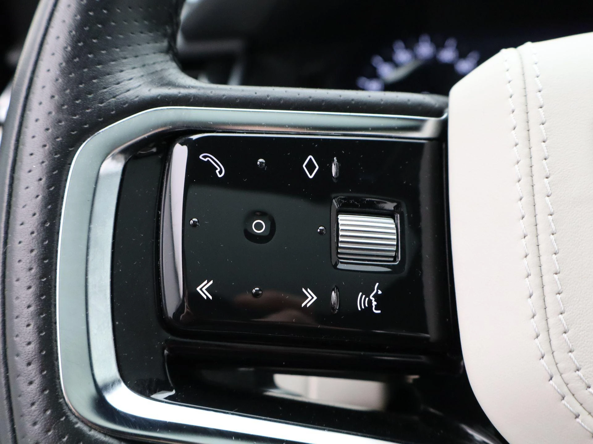Land Rover-Range Rover Velar-image-24