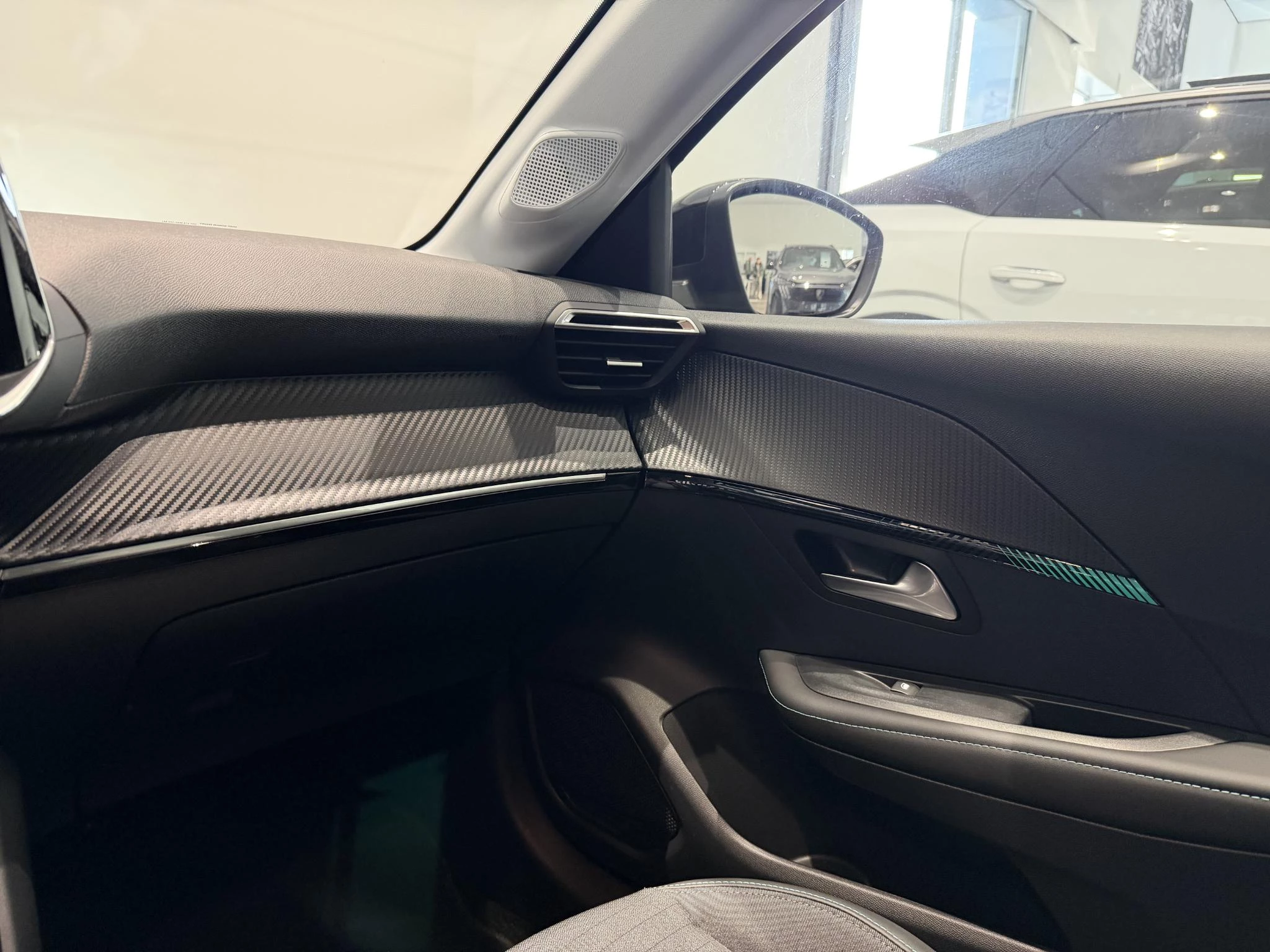 Peugeot-e-208-image-15