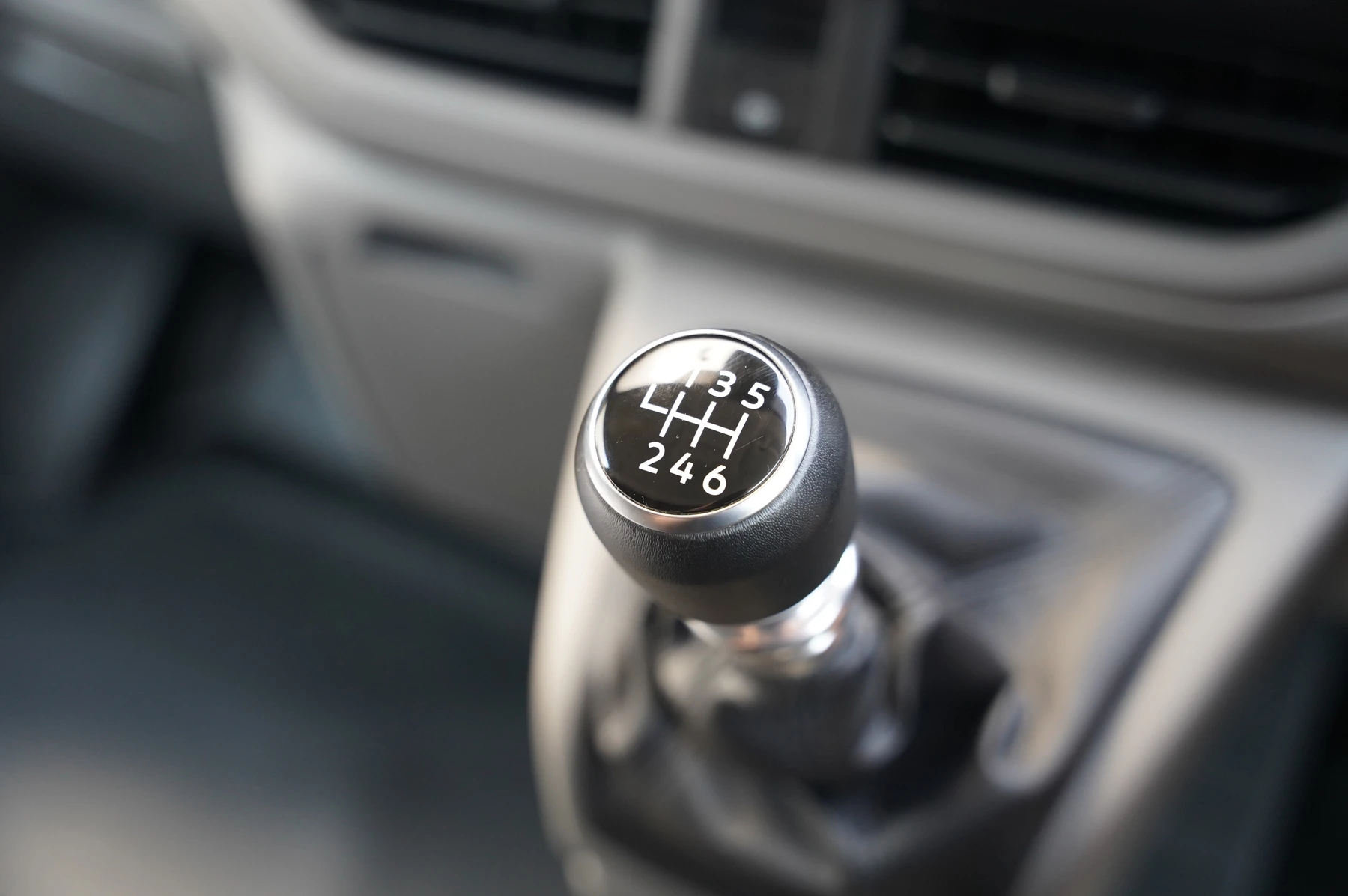Volkswagen-Transporter-image-9