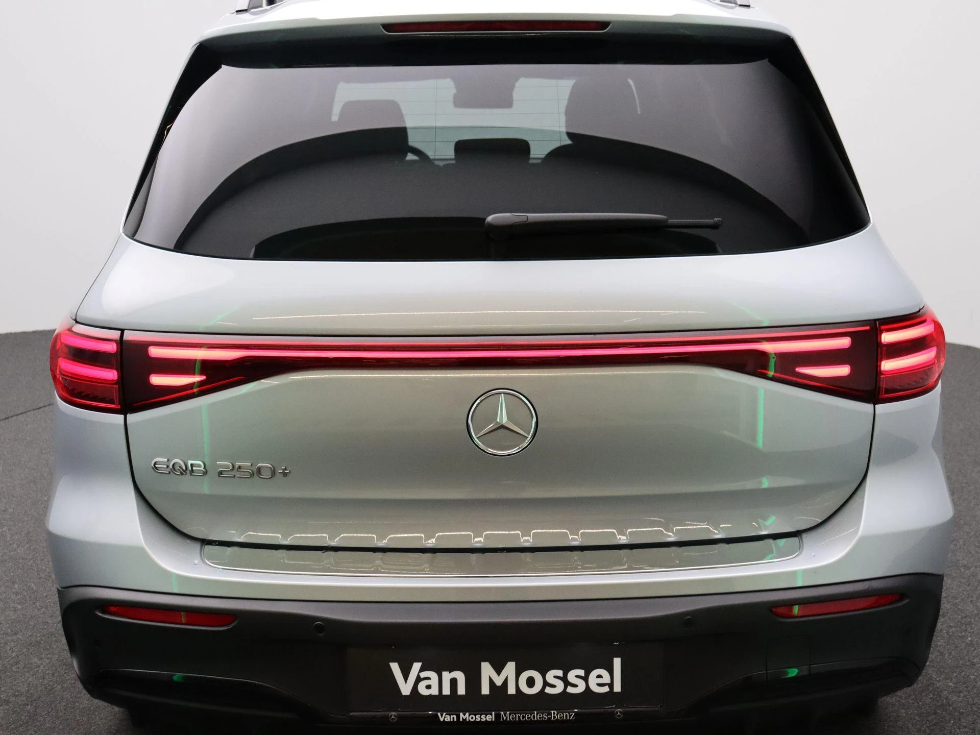 Mercedes-Benz-EQB-image-27